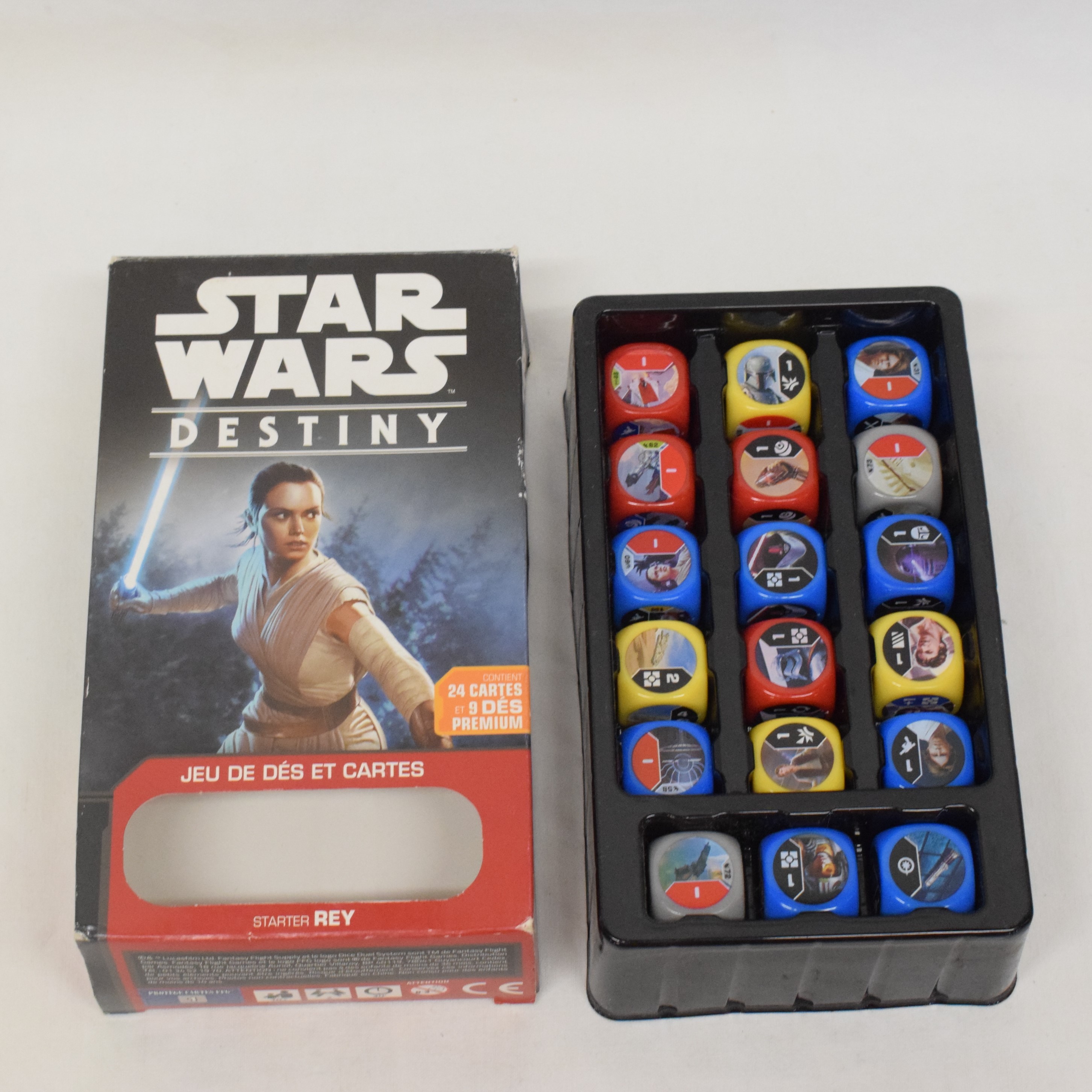 Voir photo 3 de Lot Star War Destiny avec deux boites de 18 dés un étui de transport et 68 cartes de jeux Lot Star War Destiny avec deux boites de 18 dés un étui de transport et 68 cartes de jeux État correct reconditionné photo 3