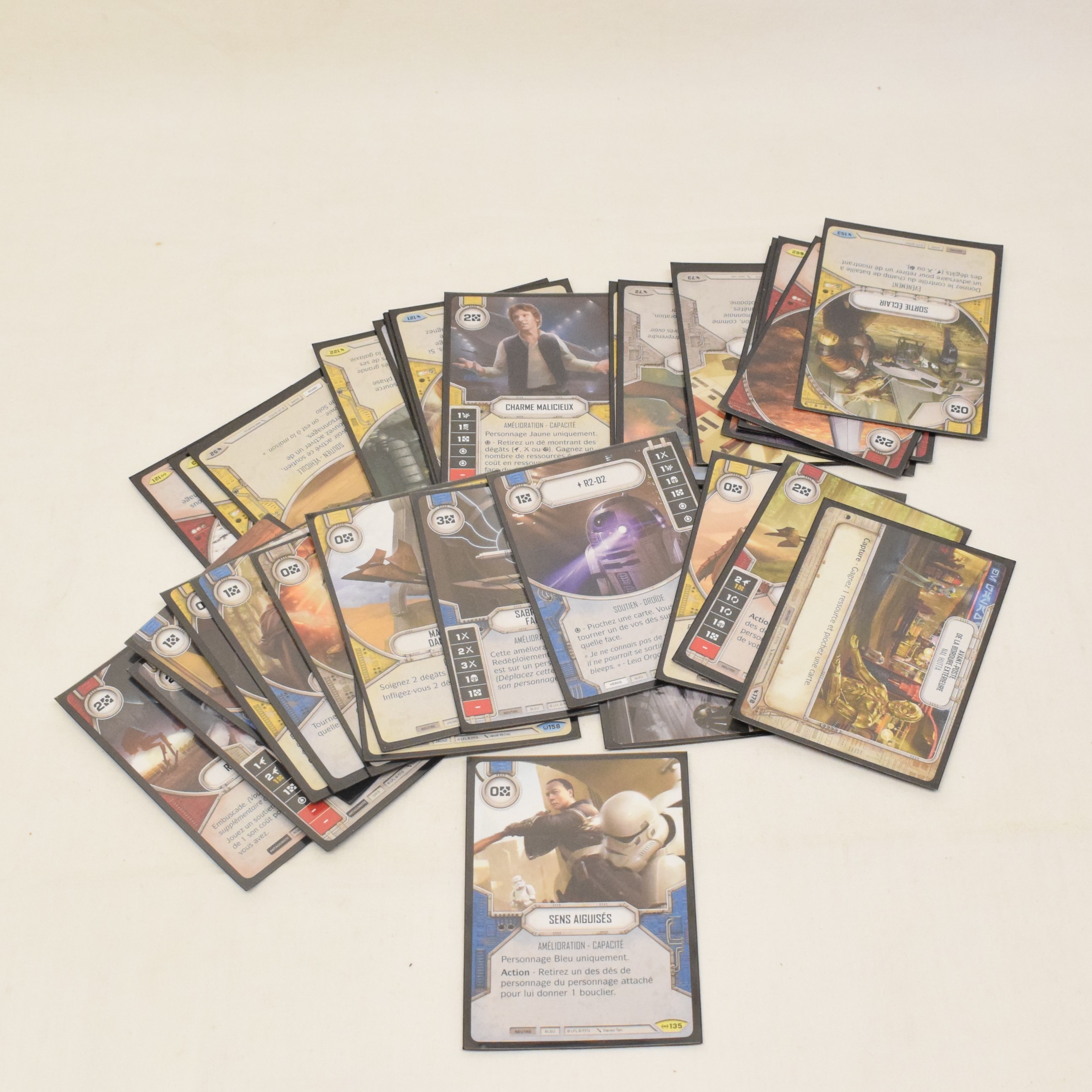 Voir photo 6 de Lot Star War Destiny avec deux boites de 18 dés un étui de transport et 68 cartes de jeux Lot Star War Destiny avec deux boites de 18 dés un étui de transport et 68 cartes de jeux État correct reconditionné photo 6