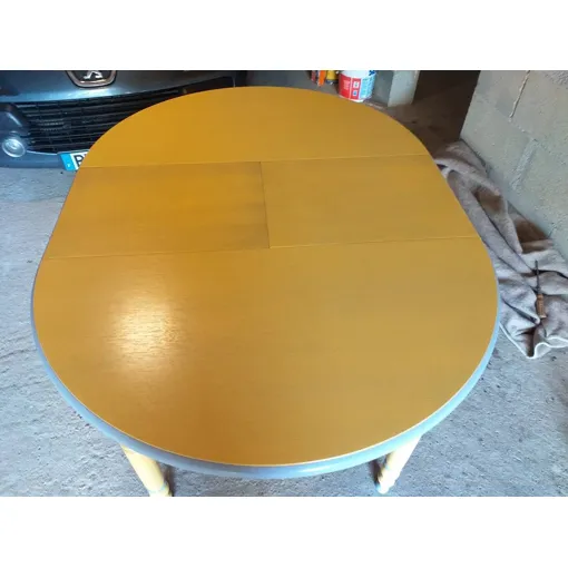 Lot Table Ronde chêne massif ceruser jaune 109cm de diamètre +rallonge  de 40 Cm +4 chaises  pailler  même tinte. Bon état reconditionné disponible sur Rakuten