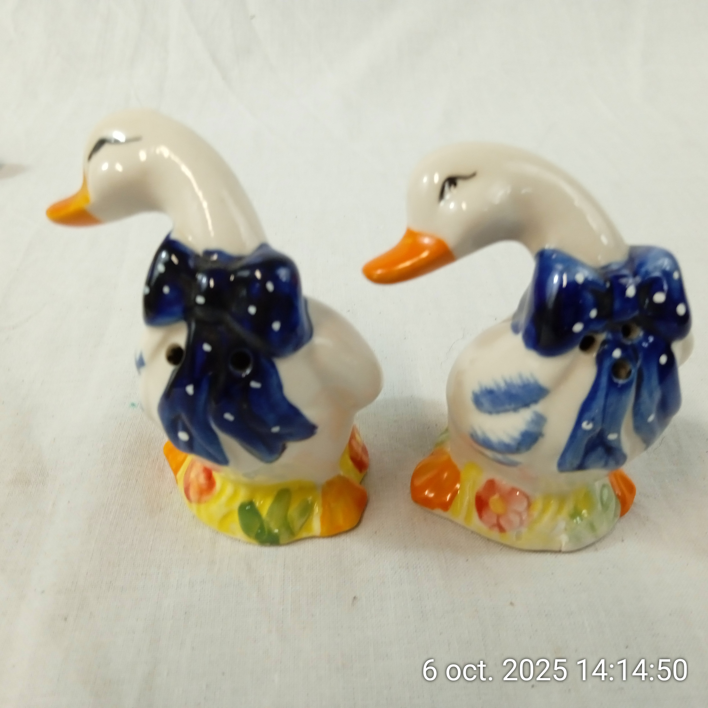 Voir photo 2 de Lot vintage 3 pièces Salière et poivrière en céramique en forme de canard et oie Lot vintage 3 pièces Salière et poivrière en céramique en forme de canard et oie Très bon état reconditionné photo 2