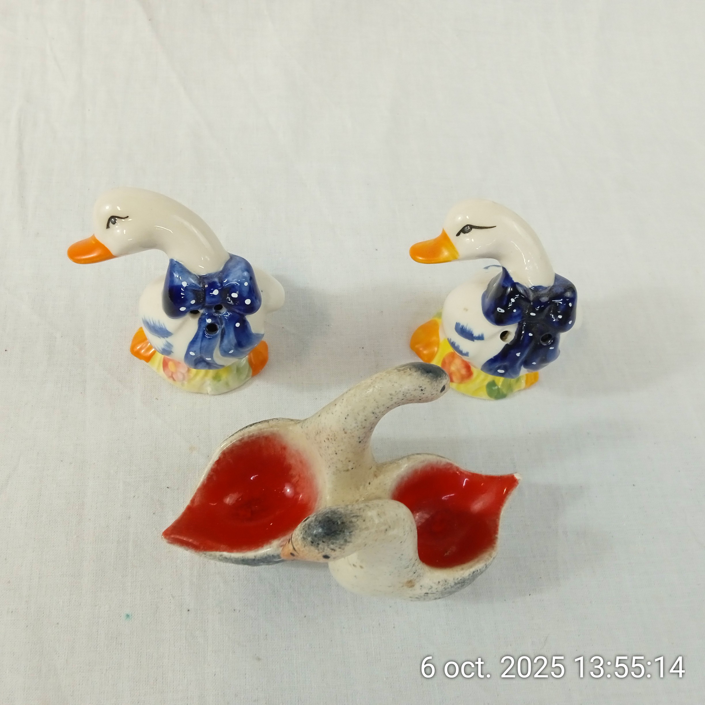 Voir photo 4 de Lot vintage 3 pièces Salière et poivrière en céramique en forme de canard et oie Lot vintage 3 pièces Salière et poivrière en céramique en forme de canard et oie Très bon état reconditionné photo 4