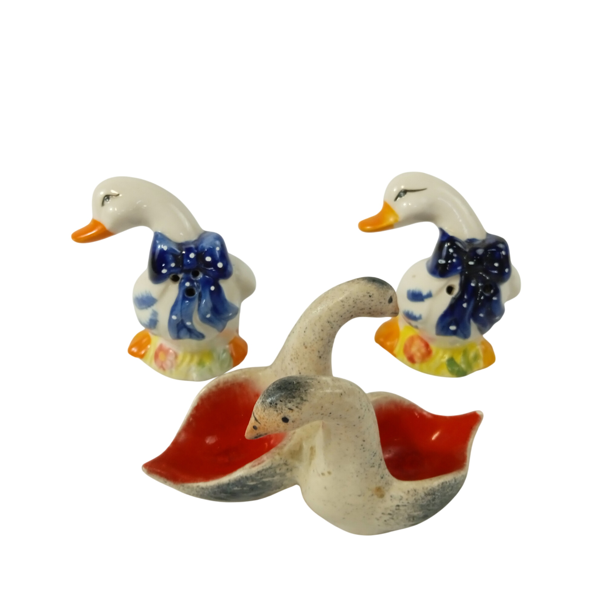 Lot vintage 3 pièces Salière et poivrière en céramique en forme de canard et oie Très bon état - 16,00 € Lot vintage 3 pièces Salière et poivrière en céramique en forme de canard et oie Très bon état reconditionné disponible sur Label Emmaüs