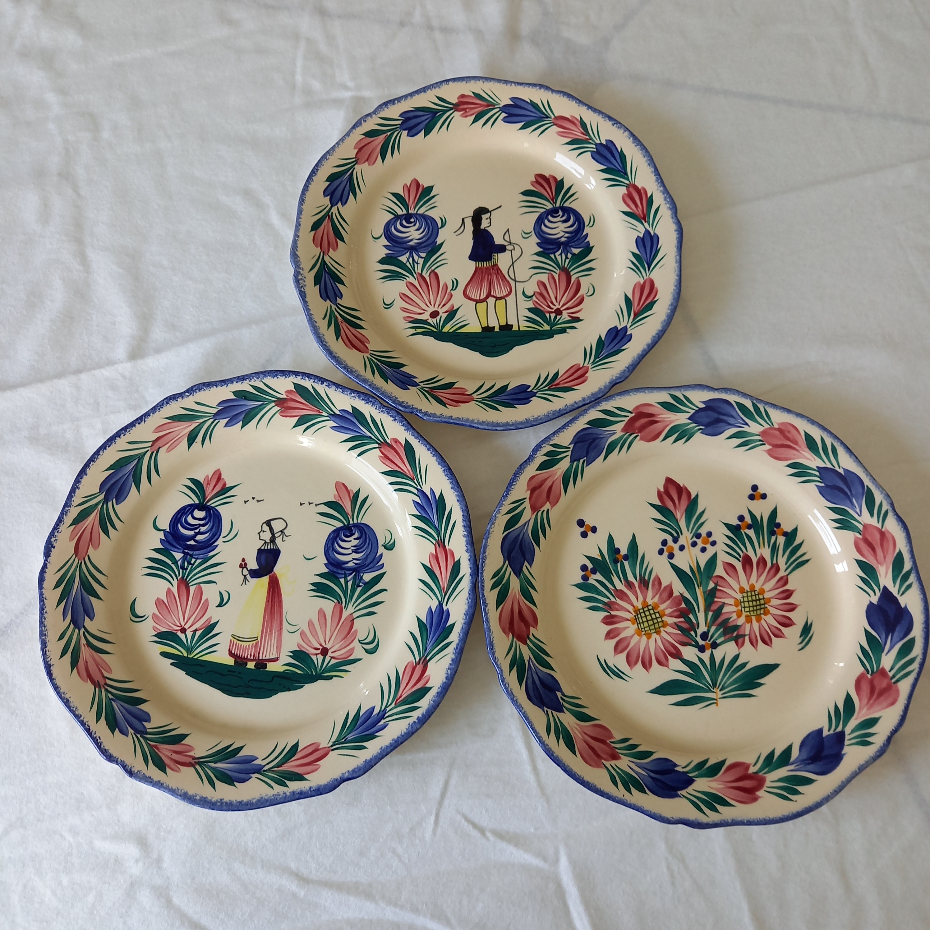 Voir photo 2 de Lots de 3 assiettes décor breton bretonne HB Quimper signée BM Lots de 3 assiettes décor breton bretonne HB Quimper signée BM Très bon état reconditionné photo 2