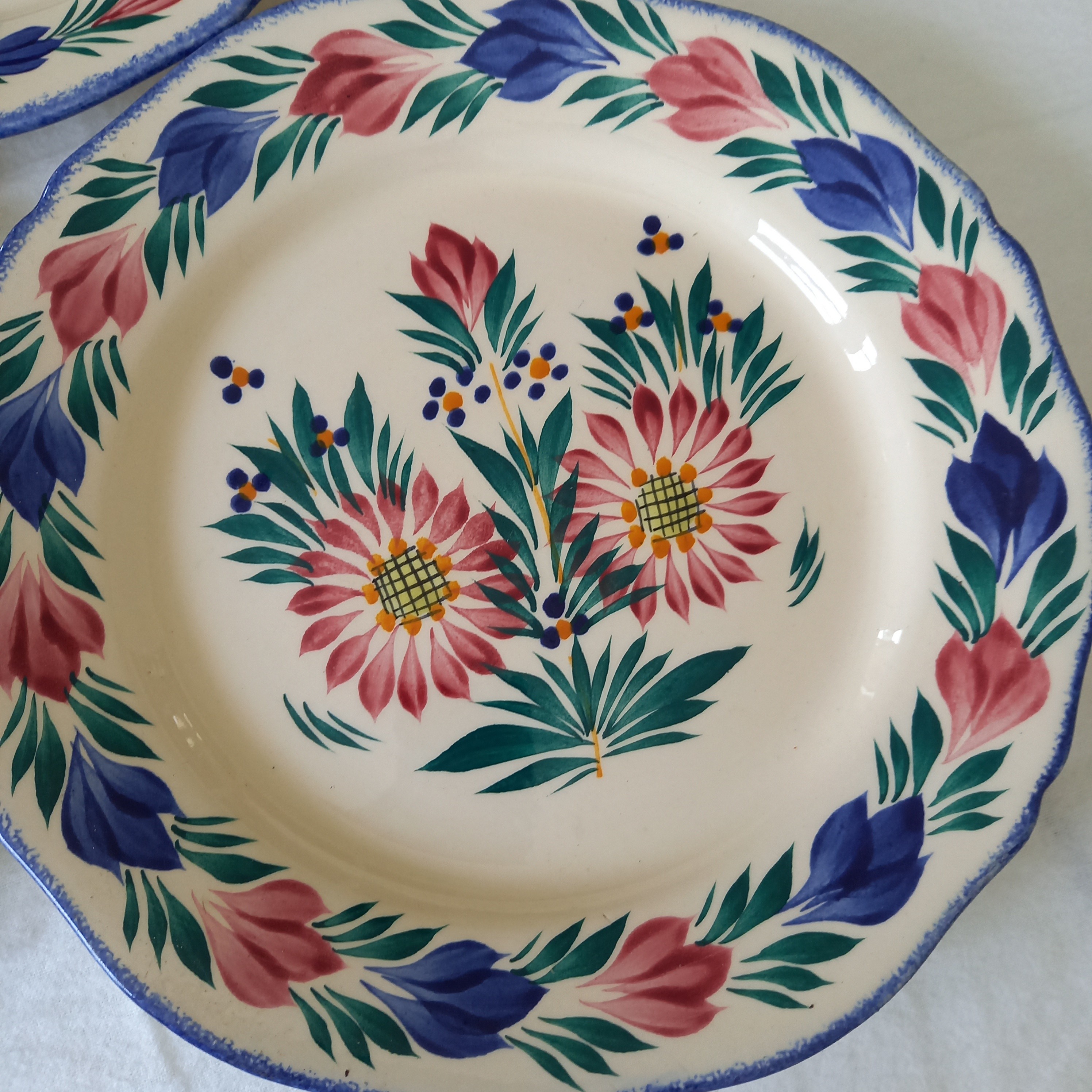 Voir photo 4 de Lots de 3 assiettes décor breton bretonne HB Quimper signée BM Lots de 3 assiettes décor breton bretonne HB Quimper signée BM Très bon état reconditionné photo 4