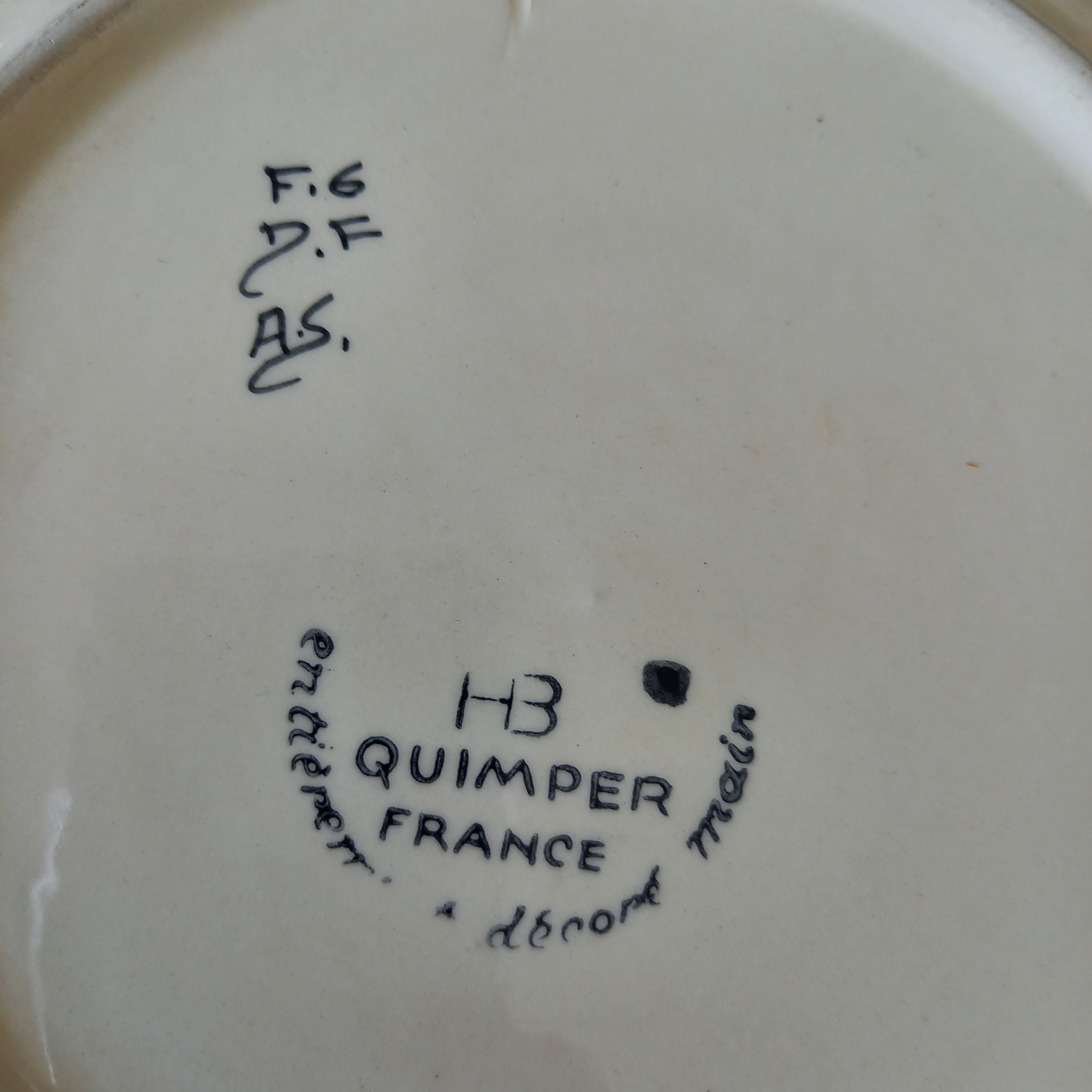 Voir photo 9 de Lots de 3 assiettes décor breton bretonne HB Quimper signée BM Lots de 3 assiettes décor breton bretonne HB Quimper signée BM Très bon état reconditionné photo 9