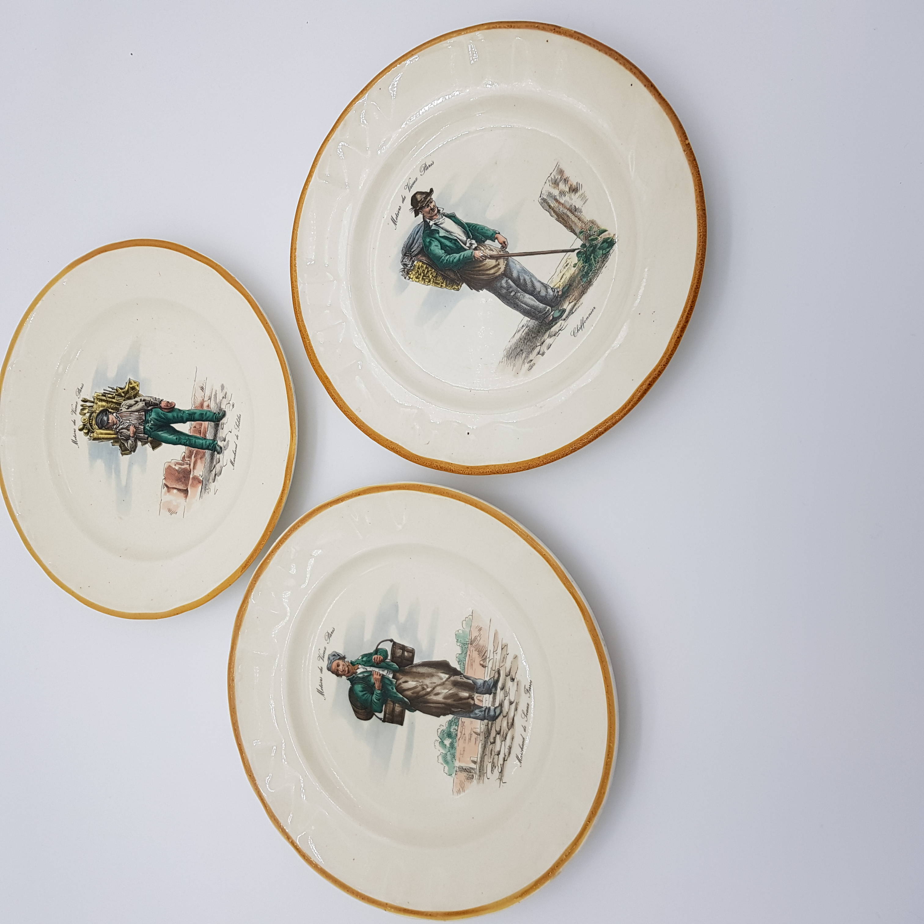 Lots de 3 grandes Assiettes métiers du Vieux Paris - Décoratives - Vintage Très bon état - 14,00 € Lots de 3 grandes Assiettes métiers du Vieux Paris - Décoratives - Vintage Très bon état reconditionné disponible sur Label Emmaüs