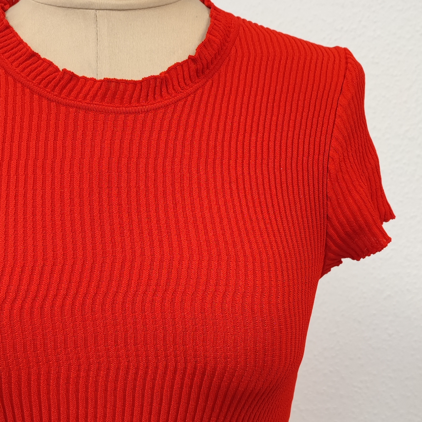 Voir photo 2 de LOUIS VUITTON - Magnifique Robe ajustée rouge en maille - 36/38 - Femme LOUIS VUITTON - Magnifique Robe ajustée rouge en maille - 36/38 - Femme Très bon état reconditionné photo 2