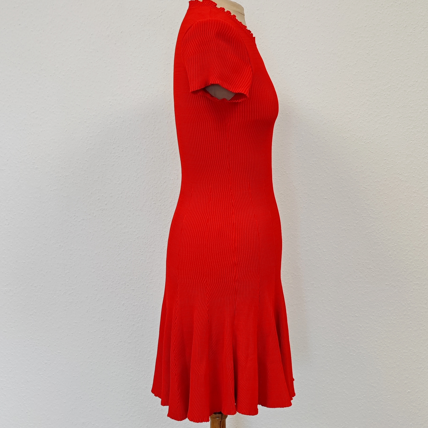 Voir photo 3 de LOUIS VUITTON - Magnifique Robe ajustée rouge en maille - 36/38 - Femme LOUIS VUITTON - Magnifique Robe ajustée rouge en maille - 36/38 - Femme Très bon état reconditionné photo 3