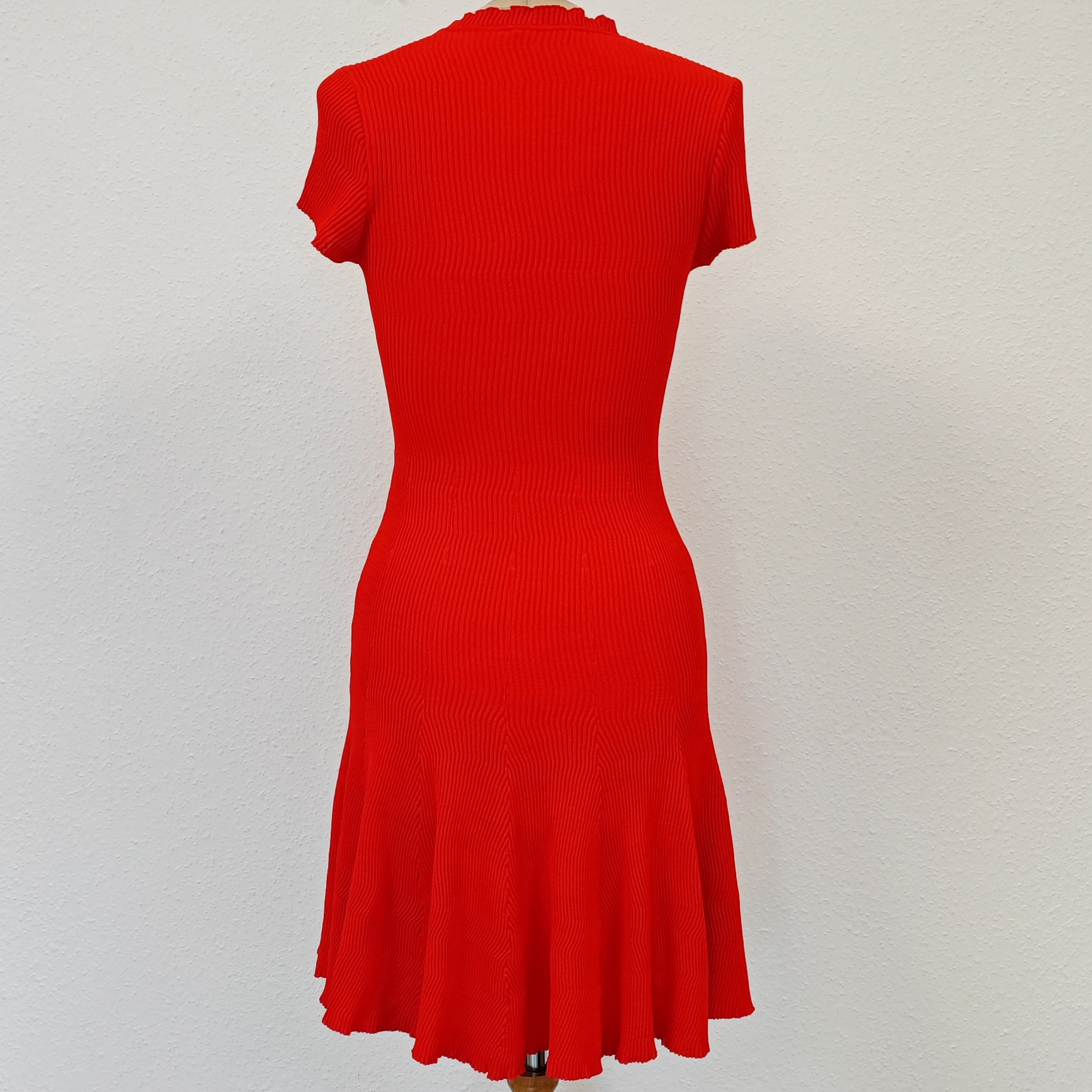 Voir photo 4 de LOUIS VUITTON - Magnifique Robe ajustée rouge en maille - 36/38 - Femme LOUIS VUITTON - Magnifique Robe ajustée rouge en maille - 36/38 - Femme Très bon état reconditionné photo 4