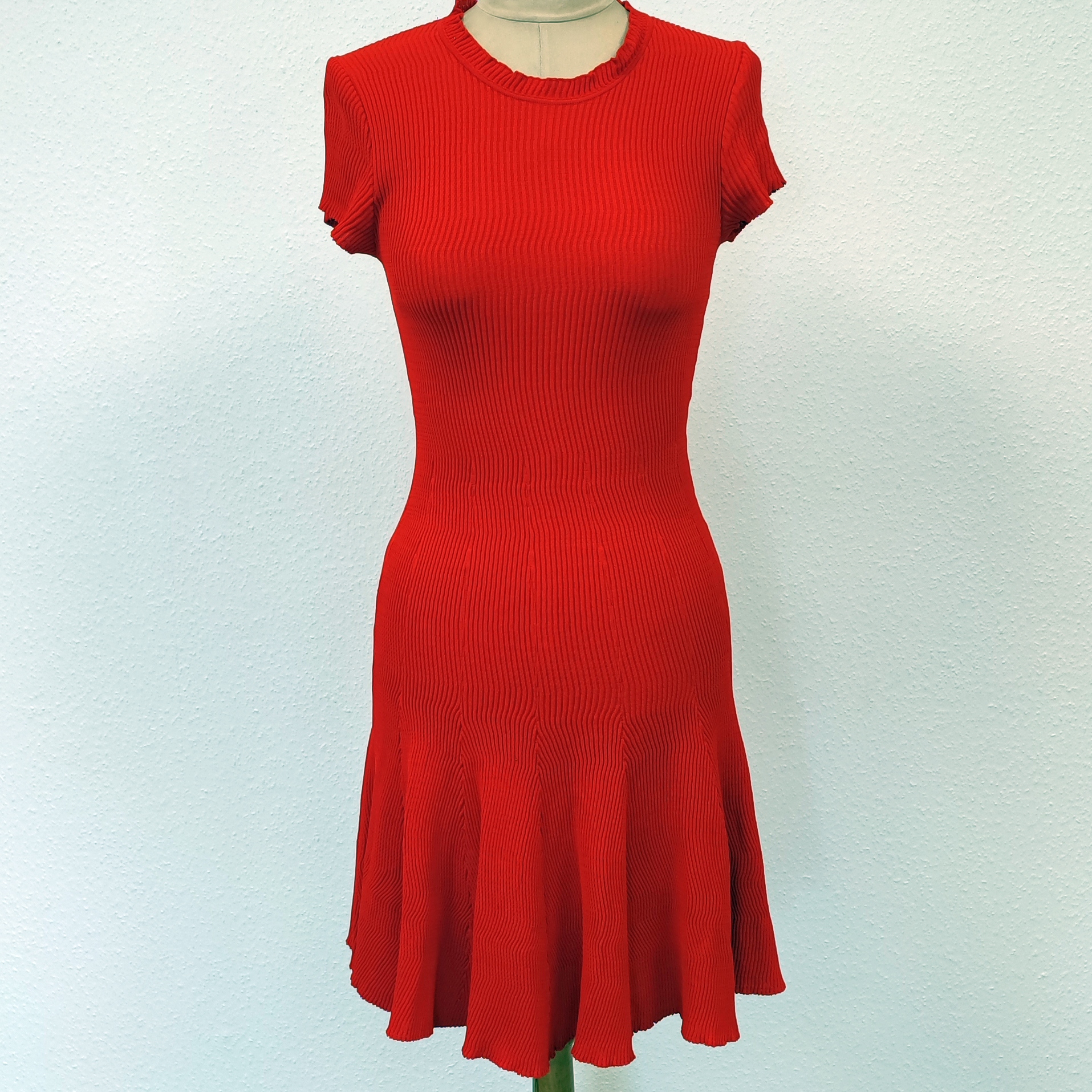 LOUIS VUITTON - Magnifique Robe ajustée rouge en maille - 36/38 - Femme Très bon état - 169,00 € LOUIS VUITTON - Magnifique Robe ajustée rouge en maille - 36/38 - Femme Très bon état reconditionné disponible sur Label Emmaüs