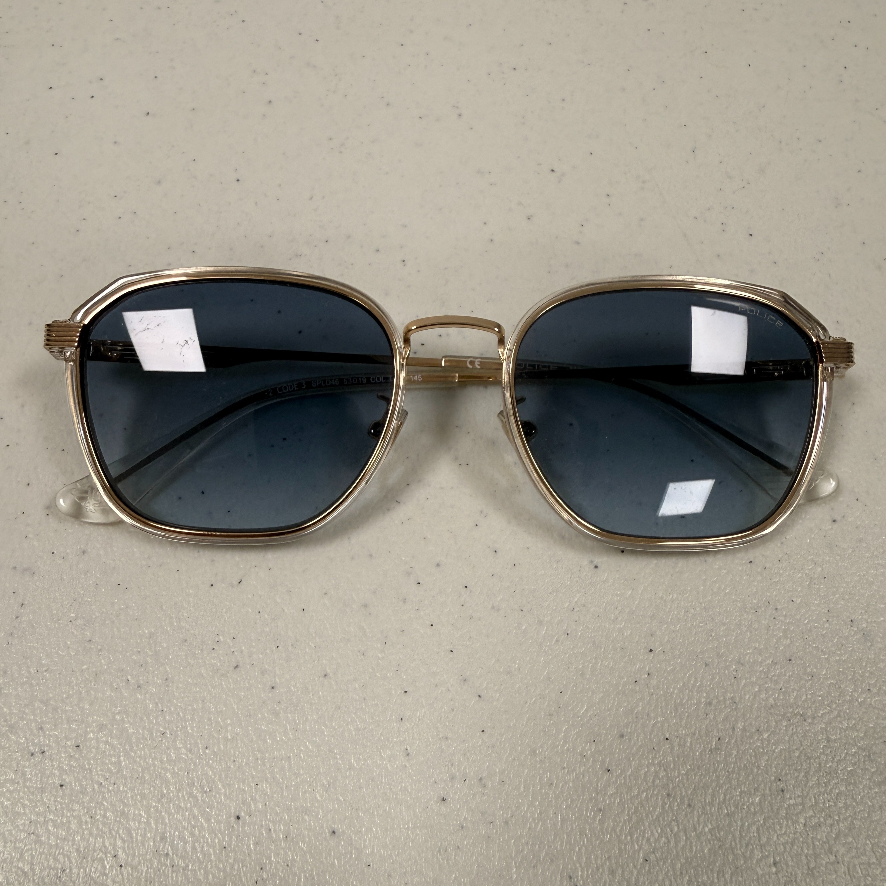 Voir photo 2 de Lunette de soleil, marque : POLICE, teinte degradé bleu + cadeau Lunette de soleil, marque : POLICE, teinte degradé bleu + cadeau Bon état reconditionné photo 2