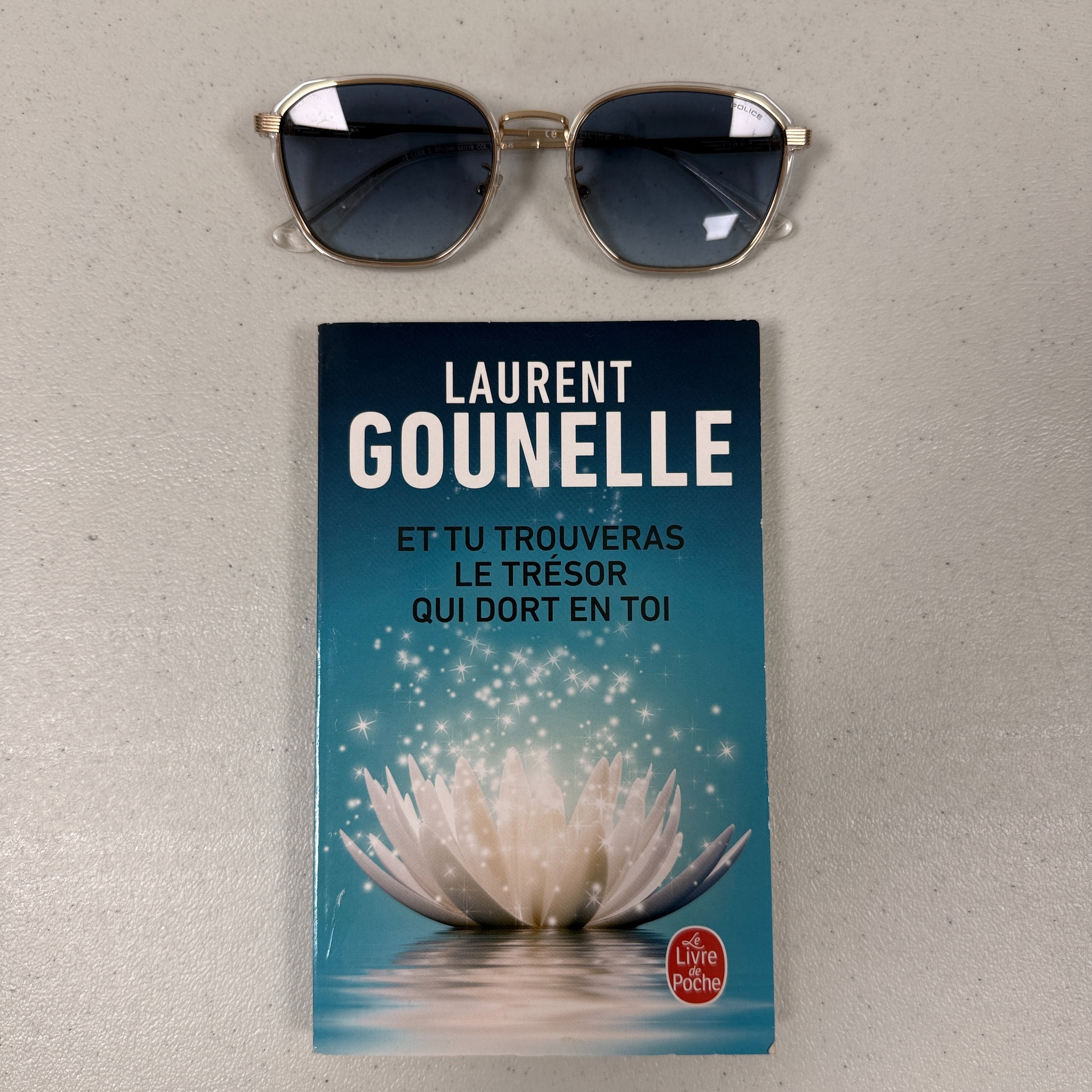 Voir photo 6 de Lunette de soleil, marque : POLICE, teinte degradé bleu + cadeau Lunette de soleil, marque : POLICE, teinte degradé bleu + cadeau Bon état reconditionné photo 6