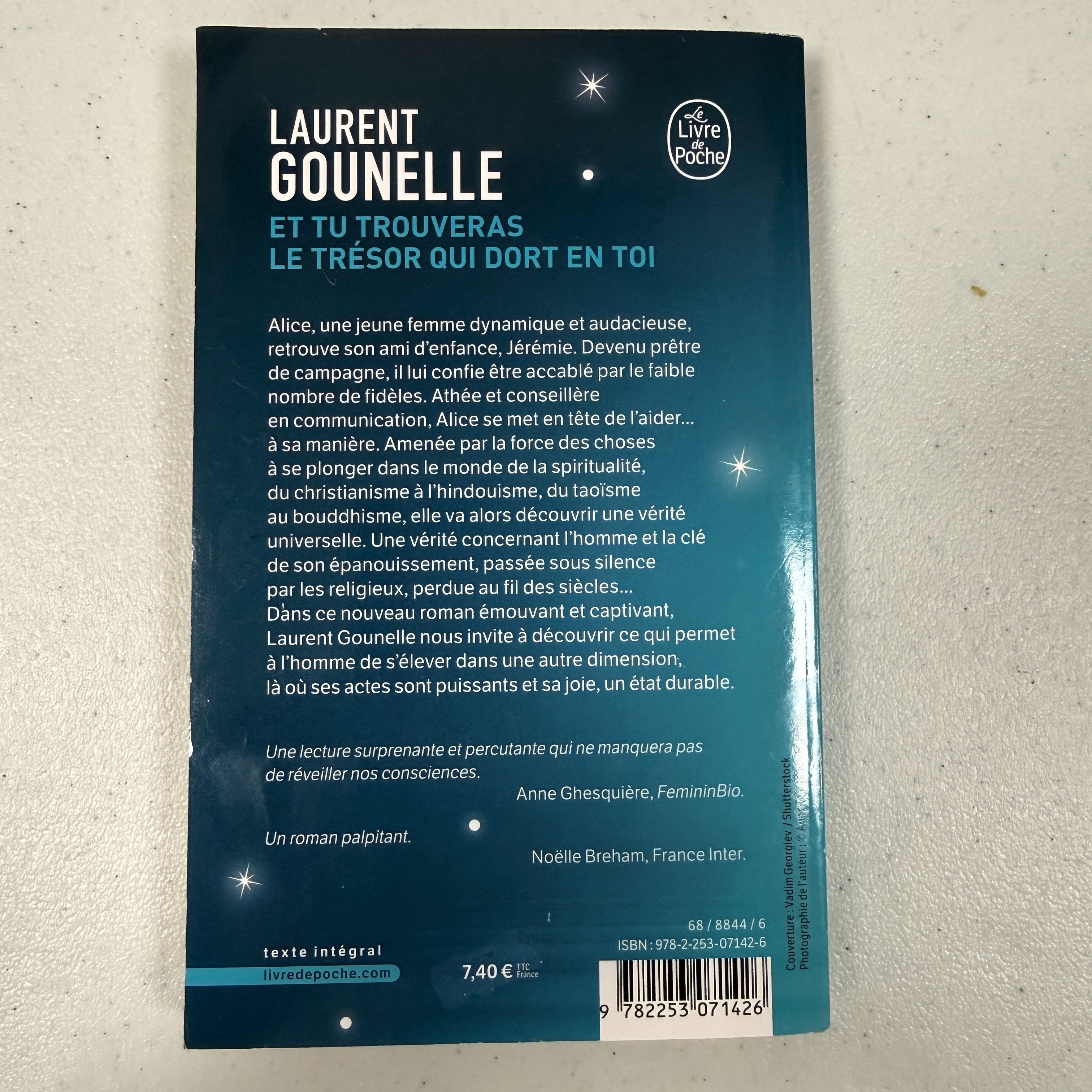Voir photo 8 de Lunette de soleil, marque : POLICE, teinte degradé bleu + cadeau Lunette de soleil, marque : POLICE, teinte degradé bleu + cadeau Bon état reconditionné photo 8
