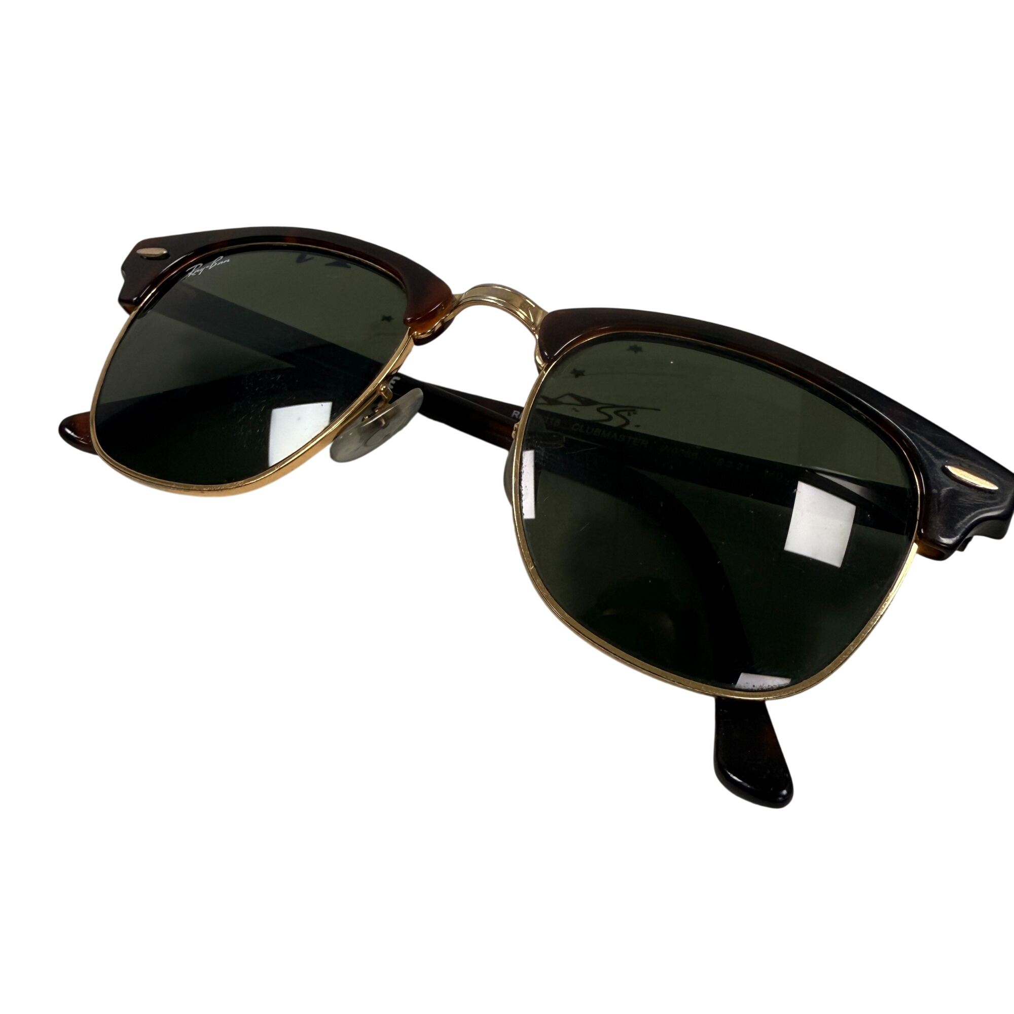 Acheter Lunette de soleil, marque :Ray-Ban, modèle club master + cadeau Bon état - 44,99 € Lunette de soleil, marque :Ray-Ban, modèle club master + cadeau Bon état reconditionné disponible sur Label Emmaüs