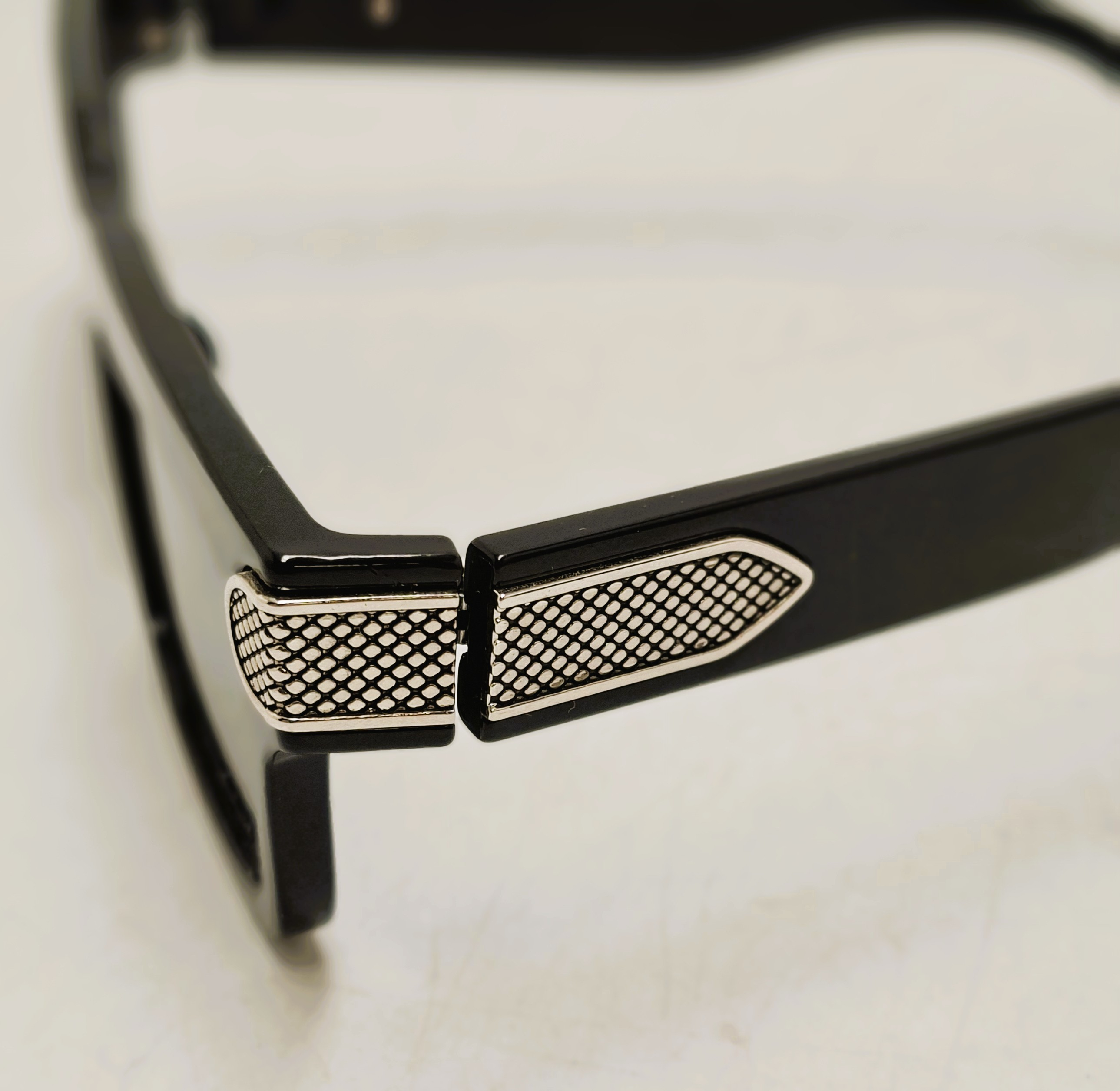 Voir photo 2 de Lunettes de soleil pour Dame, vintage, sans marque, référence S4011 - cat 3 Lunettes de soleil pour Dame, vintage, sans marque, référence S4011 - cat 3 Très bon état reconditionné photo 2
