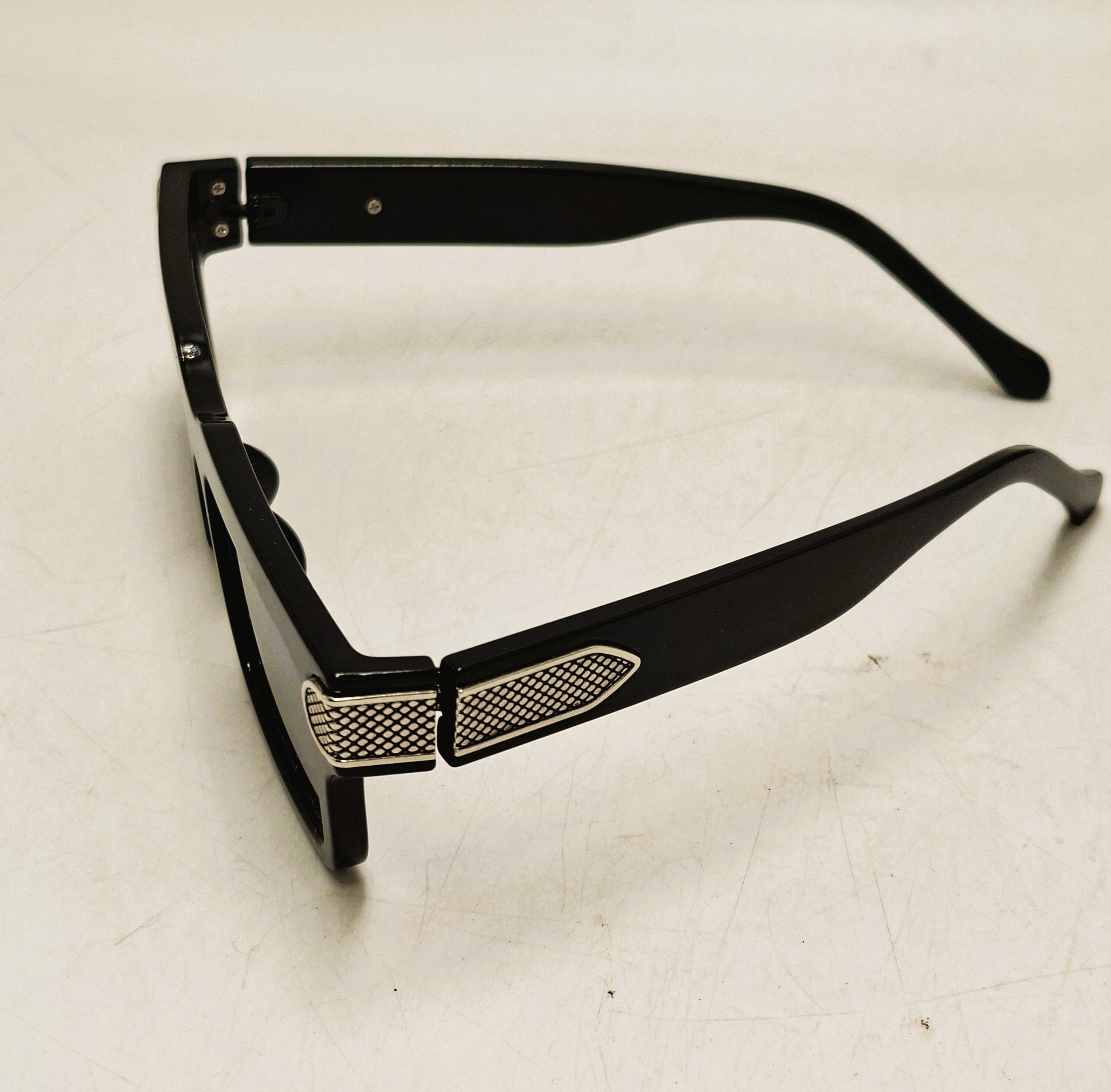 Voir photo 4 de Lunettes de soleil pour Dame, vintage, sans marque, référence S4011 - cat 3 Lunettes de soleil pour Dame, vintage, sans marque, référence S4011 - cat 3 Très bon état reconditionné photo 4