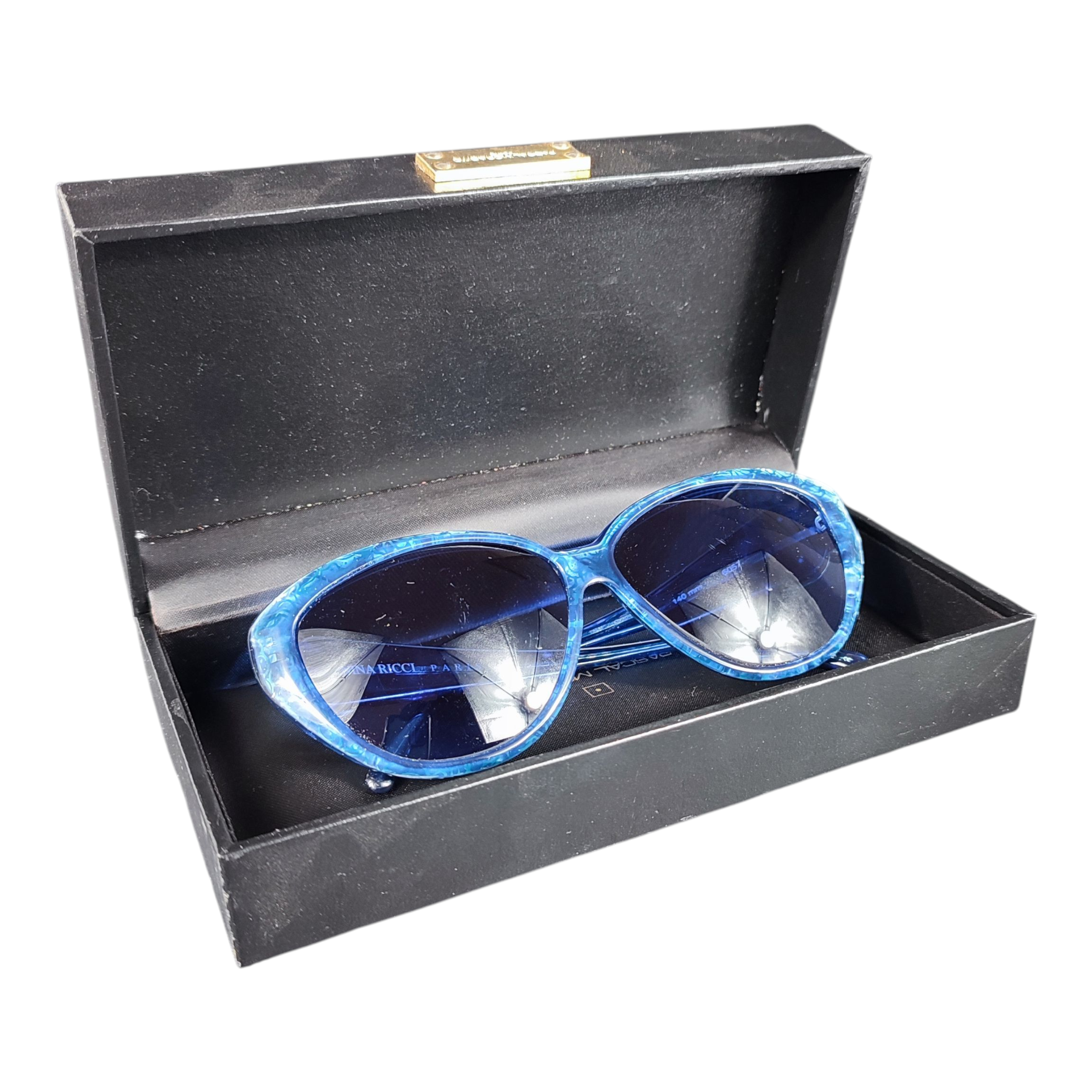 Acheter Lunettes de soleil vintage Nina RICCI bleues pour femme État correct - 29,50 € Lunettes de soleil vintage Nina RICCI bleues pour femme État correct reconditionné disponible sur Label Emmaüs
