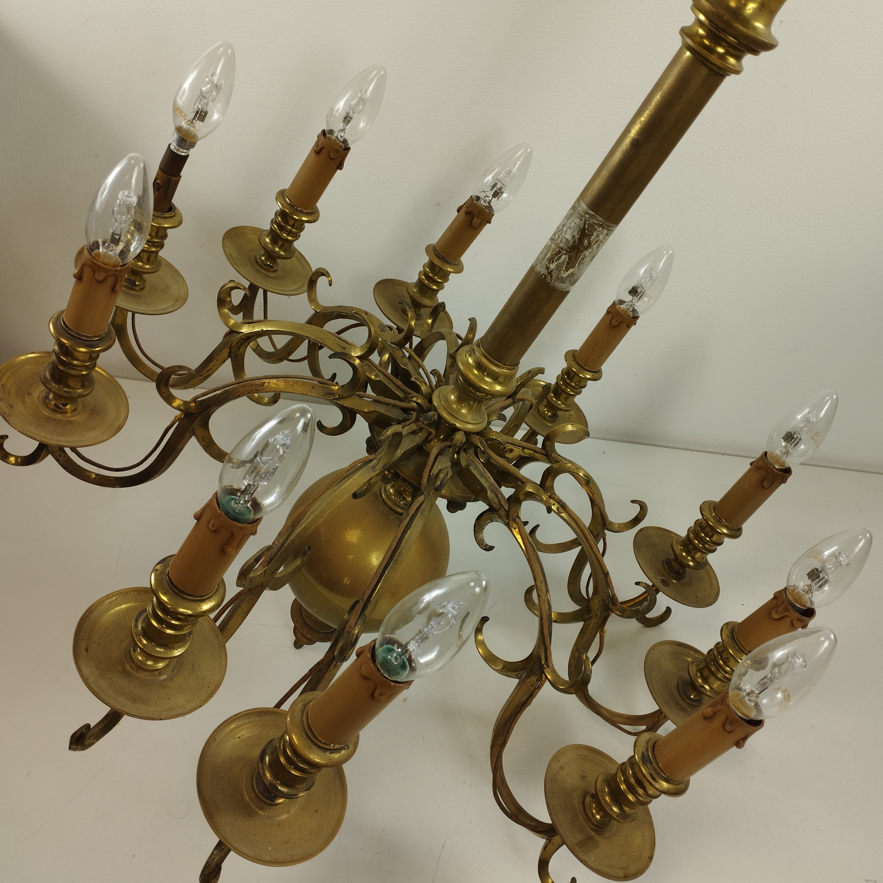 Voir photo 2 de Lustre en laiton, dix branches style hollandais Lustre en laiton, dix branches style hollandais Bon état reconditionné photo 2