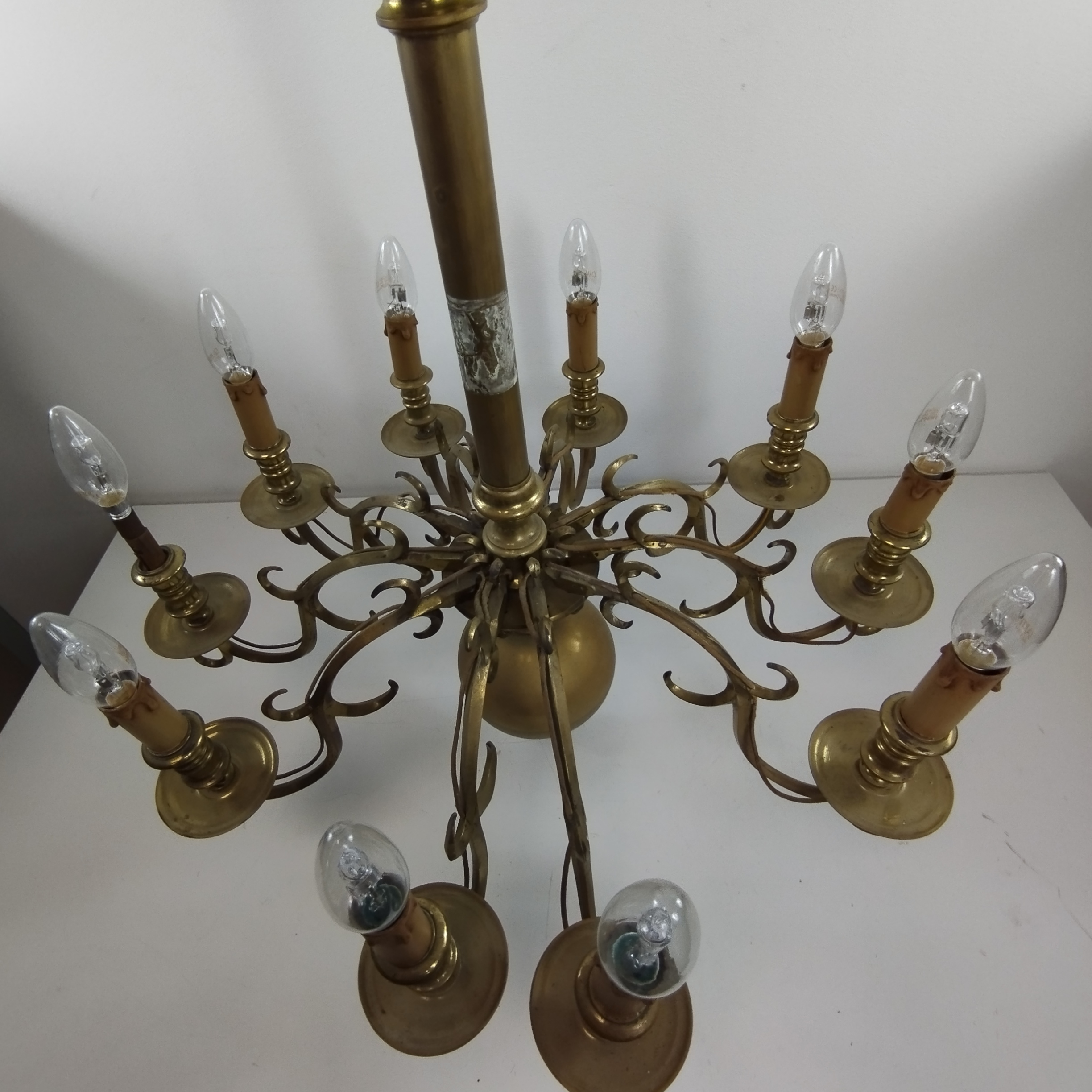Voir photo 4 de Lustre en laiton, dix branches style hollandais Lustre en laiton, dix branches style hollandais Bon état reconditionné photo 4