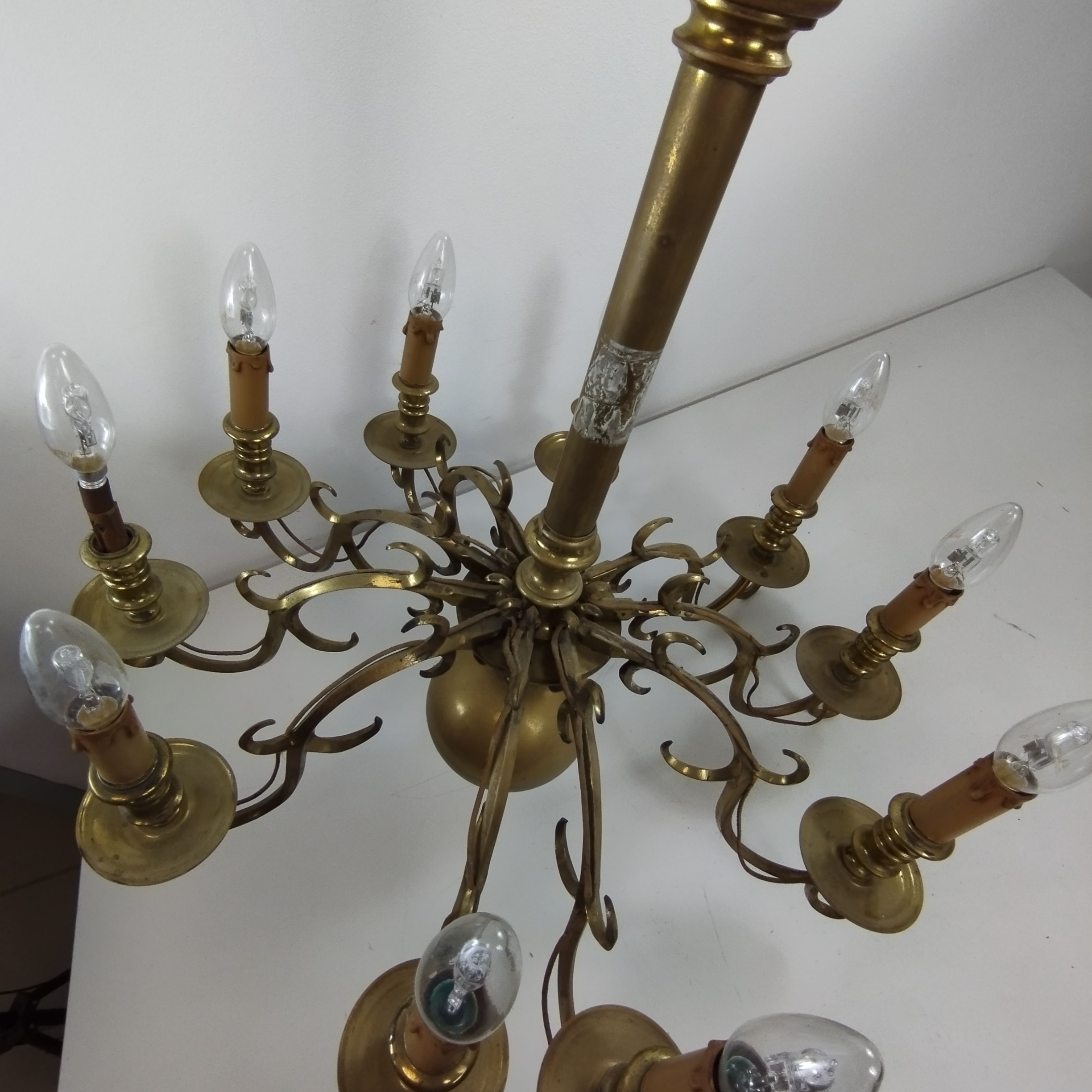 Voir photo 5 de Lustre en laiton, dix branches style hollandais Lustre en laiton, dix branches style hollandais Bon état reconditionné photo 5