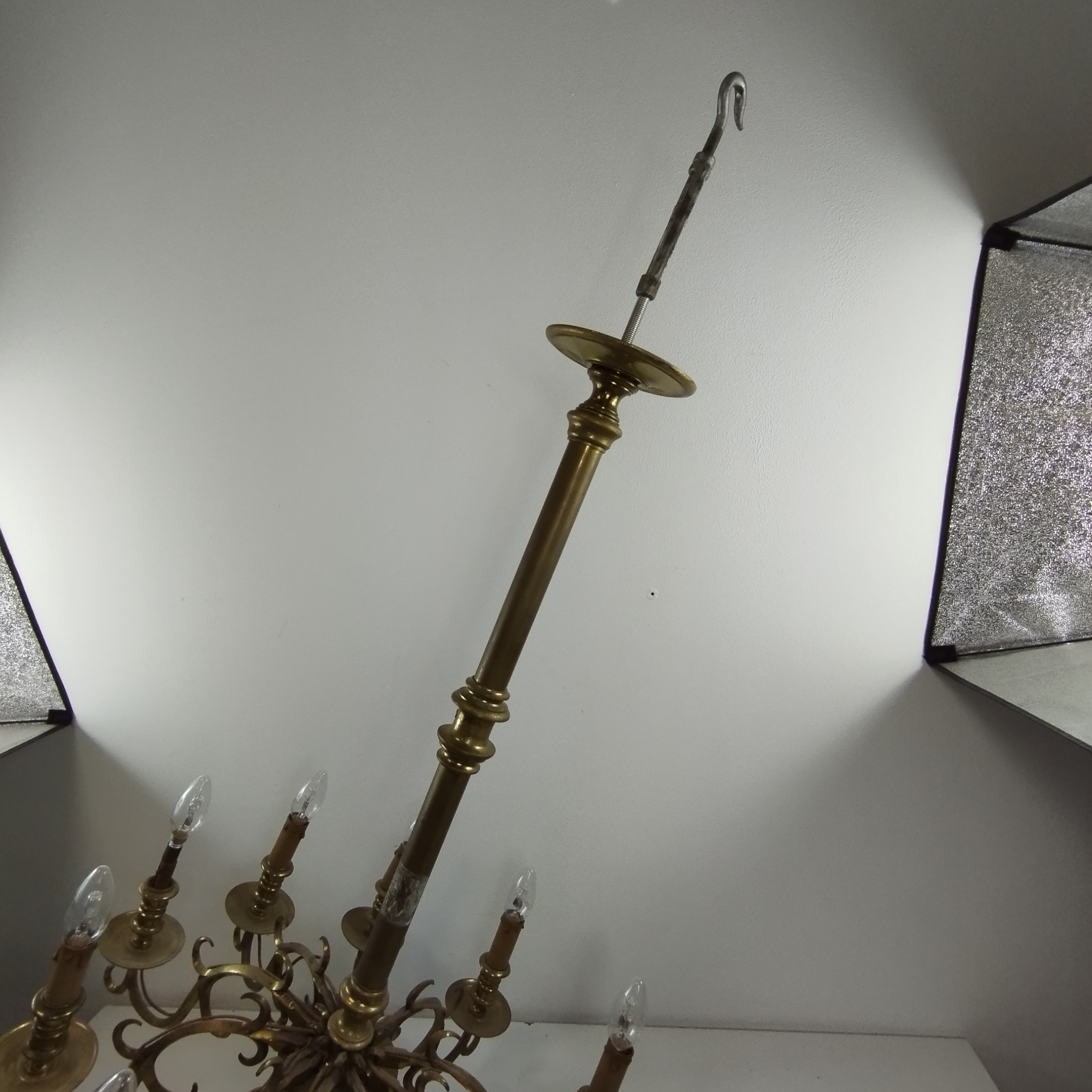 Voir photo 6 de Lustre en laiton, dix branches style hollandais Lustre en laiton, dix branches style hollandais Bon état reconditionné photo 6