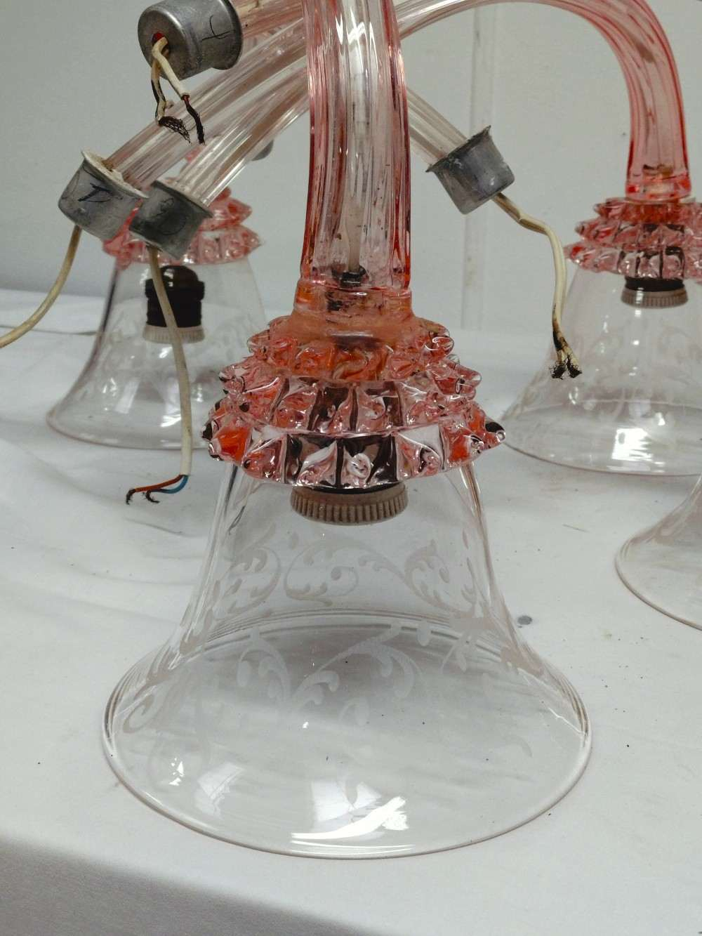 Voir photo 10 de Lustre en verre Murano rose gravé, Art Déco. Modèle tulipes et feuilles. Pièces détachées. Retrait en boutique Lustre en verre Murano rose gravé, Art Déco. Modèle tulipes et feuilles. Pièces détachées. Retrait en boutique Bon état reconditionné photo 10
