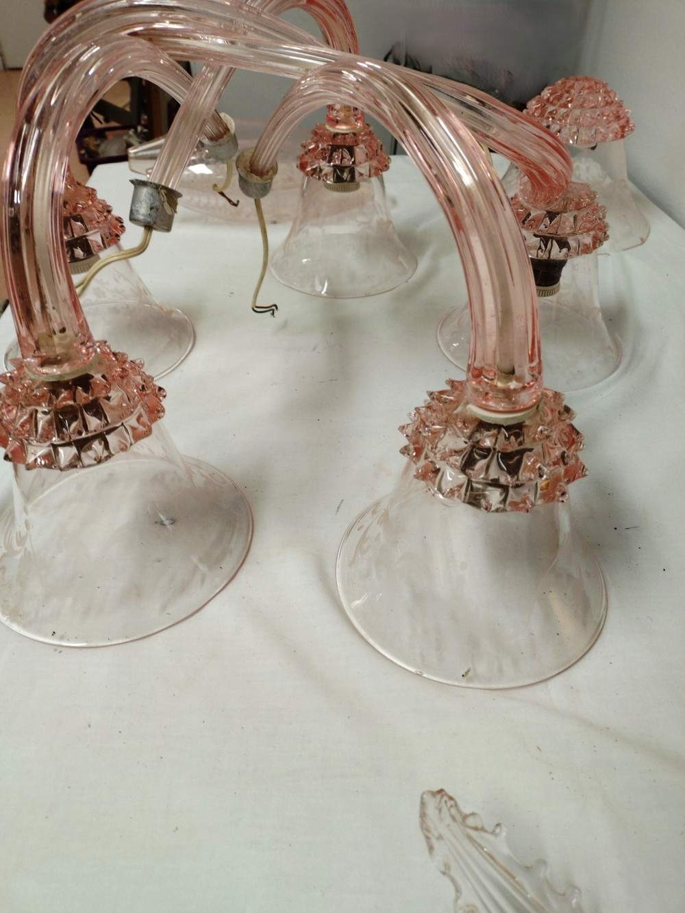 Voir photo 2 de Lustre en verre Murano rose gravé, Art Déco. Modèle tulipes et feuilles. Pièces détachées. Retrait en boutique Lustre en verre Murano rose gravé, Art Déco. Modèle tulipes et feuilles. Pièces détachées. Retrait en boutique Bon état reconditionné photo 2