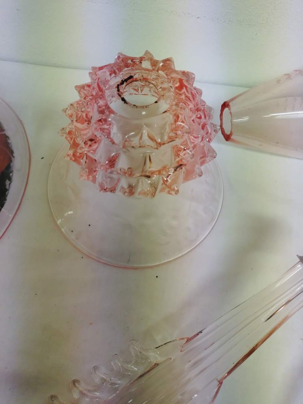 Voir photo 21 de Lustre en verre Murano rose gravé, Art Déco. Modèle tulipes et feuilles. Pièces détachées. Retrait en boutique Lustre en verre Murano rose gravé, Art Déco. Modèle tulipes et feuilles. Pièces détachées. Retrait en boutique Bon état reconditionné photo 21