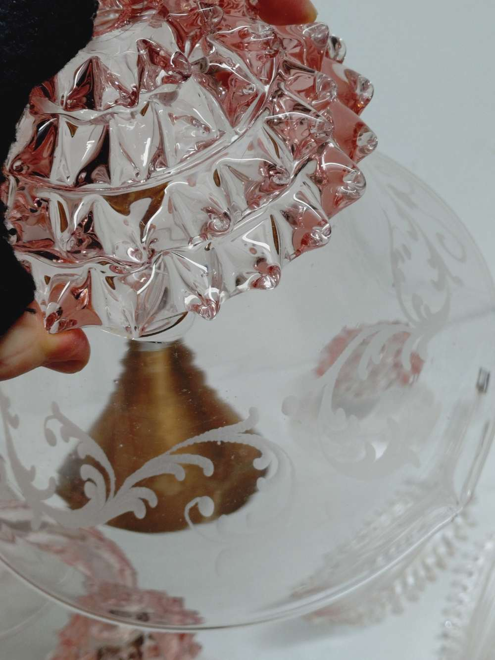 Voir photo 3 de Lustre en verre Murano rose gravé, Art Déco. Modèle tulipes et feuilles. Pièces détachées. Retrait en boutique Lustre en verre Murano rose gravé, Art Déco. Modèle tulipes et feuilles. Pièces détachées. Retrait en boutique Bon état reconditionné photo 3