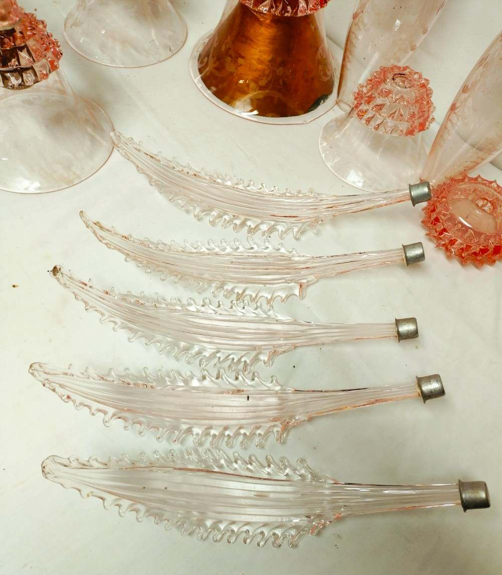 Voir photo 4 de Lustre en verre Murano rose gravé, Art Déco. Modèle tulipes et feuilles. Pièces détachées. Retrait en boutique Lustre en verre Murano rose gravé, Art Déco. Modèle tulipes et feuilles. Pièces détachées. Retrait en boutique Bon état reconditionné photo 4