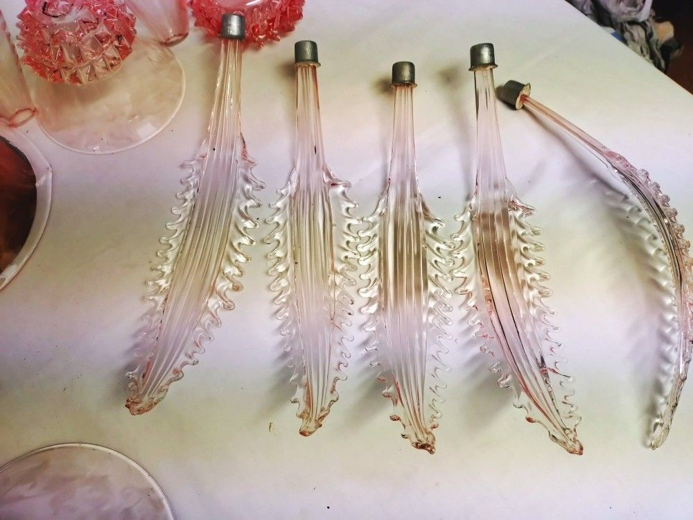 Voir photo 5 de Lustre en verre Murano rose gravé, Art Déco. Modèle tulipes et feuilles. Pièces détachées. Retrait en boutique Lustre en verre Murano rose gravé, Art Déco. Modèle tulipes et feuilles. Pièces détachées. Retrait en boutique Bon état reconditionné photo 5