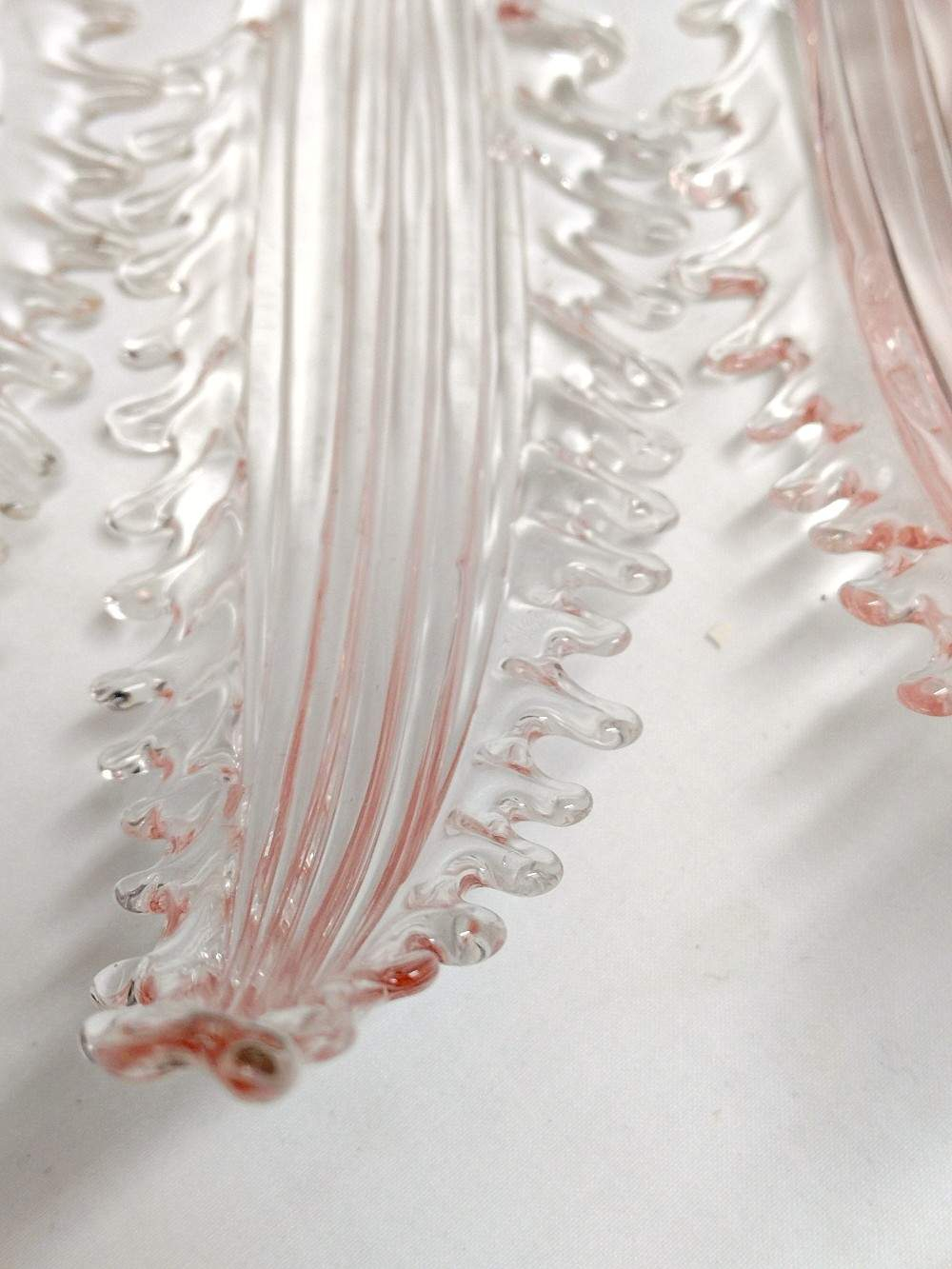 Voir photo 6 de Lustre en verre Murano rose gravé, Art Déco. Modèle tulipes et feuilles. Pièces détachées. Retrait en boutique Lustre en verre Murano rose gravé, Art Déco. Modèle tulipes et feuilles. Pièces détachées. Retrait en boutique Bon état reconditionné photo 6
