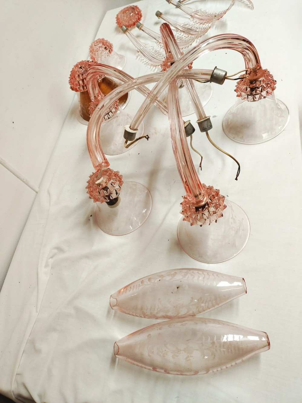 Voir photo 7 de Lustre en verre Murano rose gravé, Art Déco. Modèle tulipes et feuilles. Pièces détachées. Retrait en boutique Lustre en verre Murano rose gravé, Art Déco. Modèle tulipes et feuilles. Pièces détachées. Retrait en boutique Bon état reconditionné photo 7