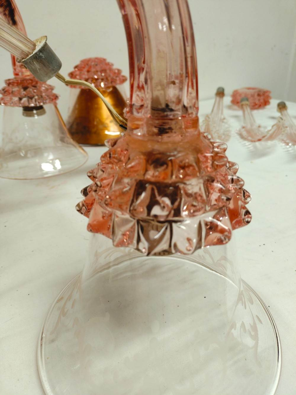 Voir photo 8 de Lustre en verre Murano rose gravé, Art Déco. Modèle tulipes et feuilles. Pièces détachées. Retrait en boutique Lustre en verre Murano rose gravé, Art Déco. Modèle tulipes et feuilles. Pièces détachées. Retrait en boutique Bon état reconditionné photo 8