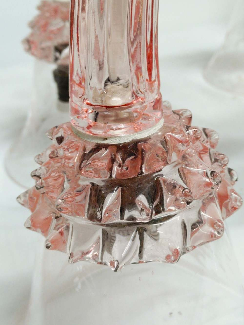 Voir photo 9 de Lustre en verre Murano rose gravé, Art Déco. Modèle tulipes et feuilles. Pièces détachées. Retrait en boutique Lustre en verre Murano rose gravé, Art Déco. Modèle tulipes et feuilles. Pièces détachées. Retrait en boutique Bon état reconditionné photo 9