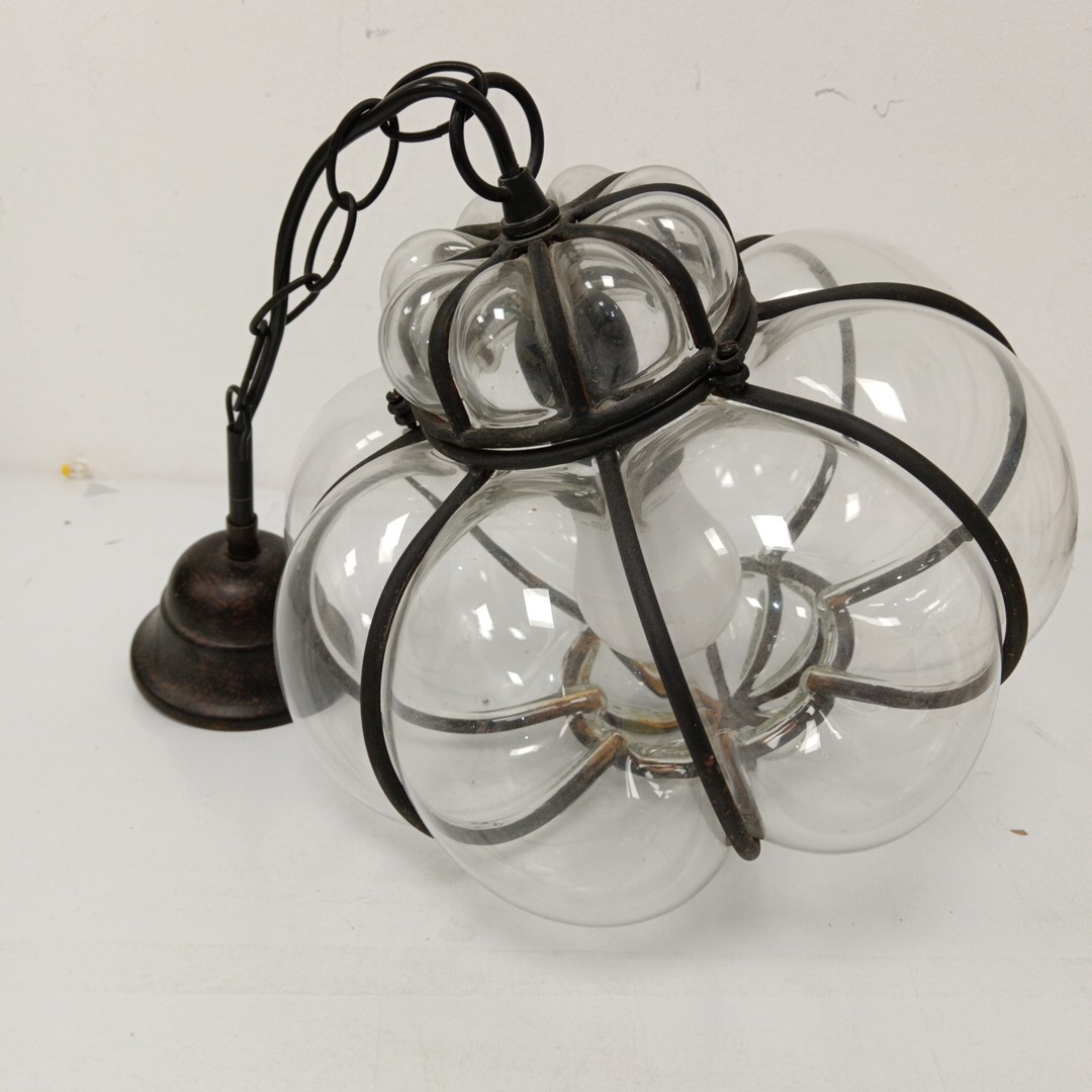 Voir photo 4 de Lustre en verre transparent bombé armature métallique Lustre en verre transparent bombé armature métallique Très bon état reconditionné photo 4