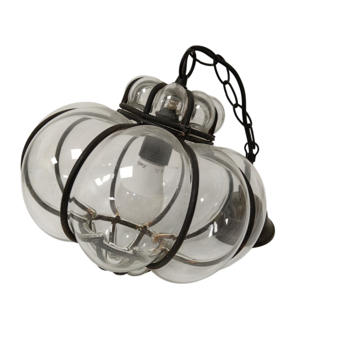 Lustre en verre transparent bombé armature métallique Très bon état - 17,50 € Lustre en verre transparent bombé armature métallique Très bon état reconditionné disponible sur Label Emmaüs