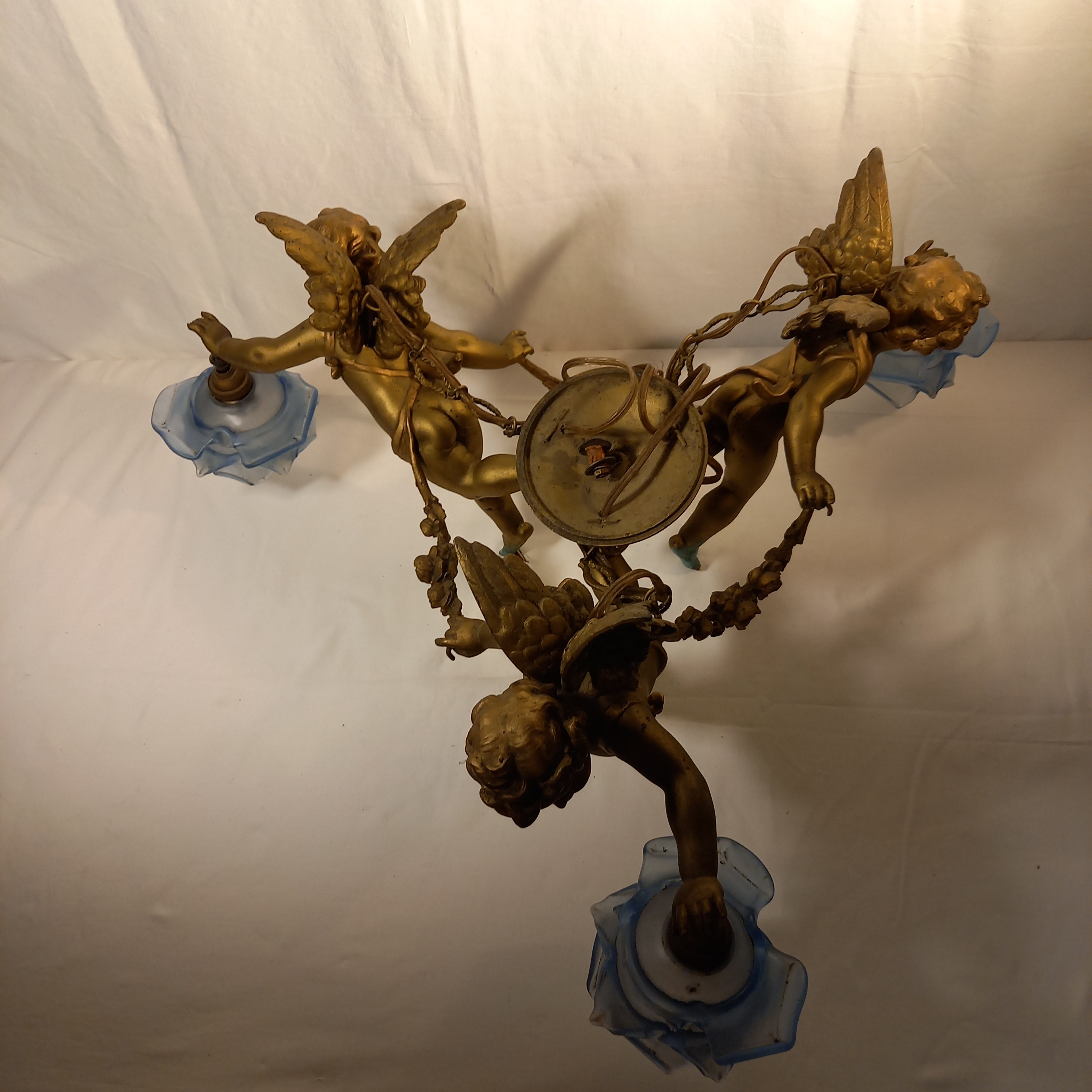 Voir photo 3 de Lustre français avec trois chérubins tenant les Lights l Lustre français avec trois chérubins tenant les Lights l Très bon état reconditionné photo 3