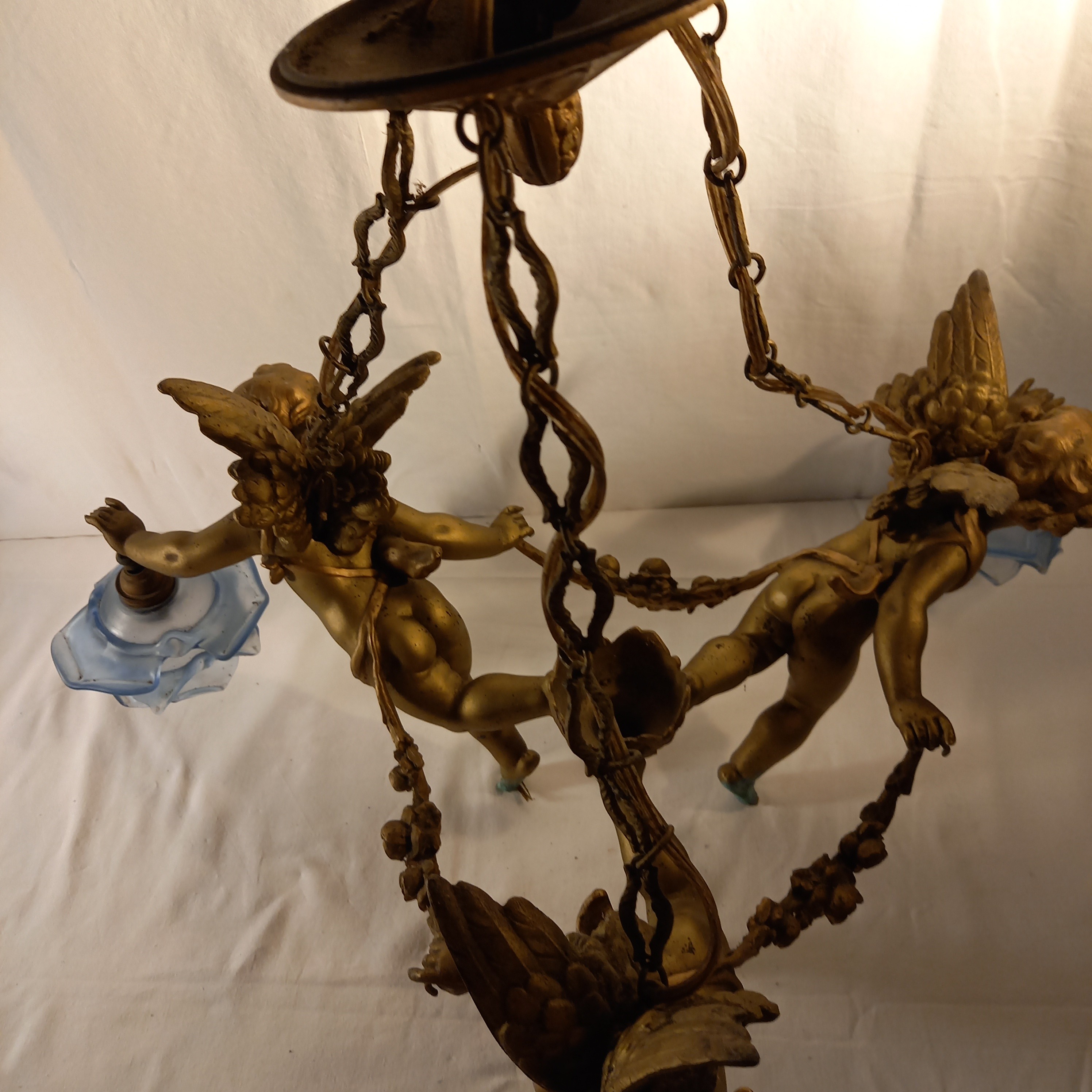 Voir photo 7 de Lustre français avec trois chérubins tenant les Lights l Lustre français avec trois chérubins tenant les Lights l Très bon état reconditionné photo 7