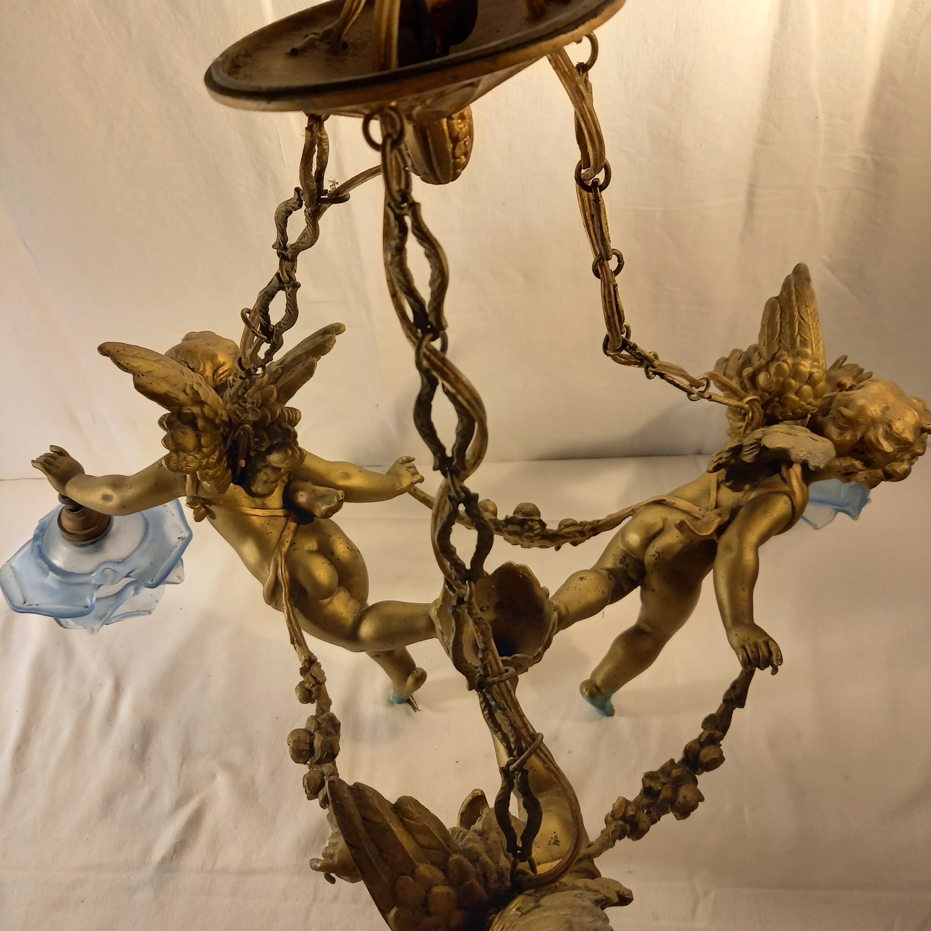 Voir photo 8 de Lustre français avec trois chérubins tenant les Lights l Lustre français avec trois chérubins tenant les Lights l Très bon état reconditionné photo 8