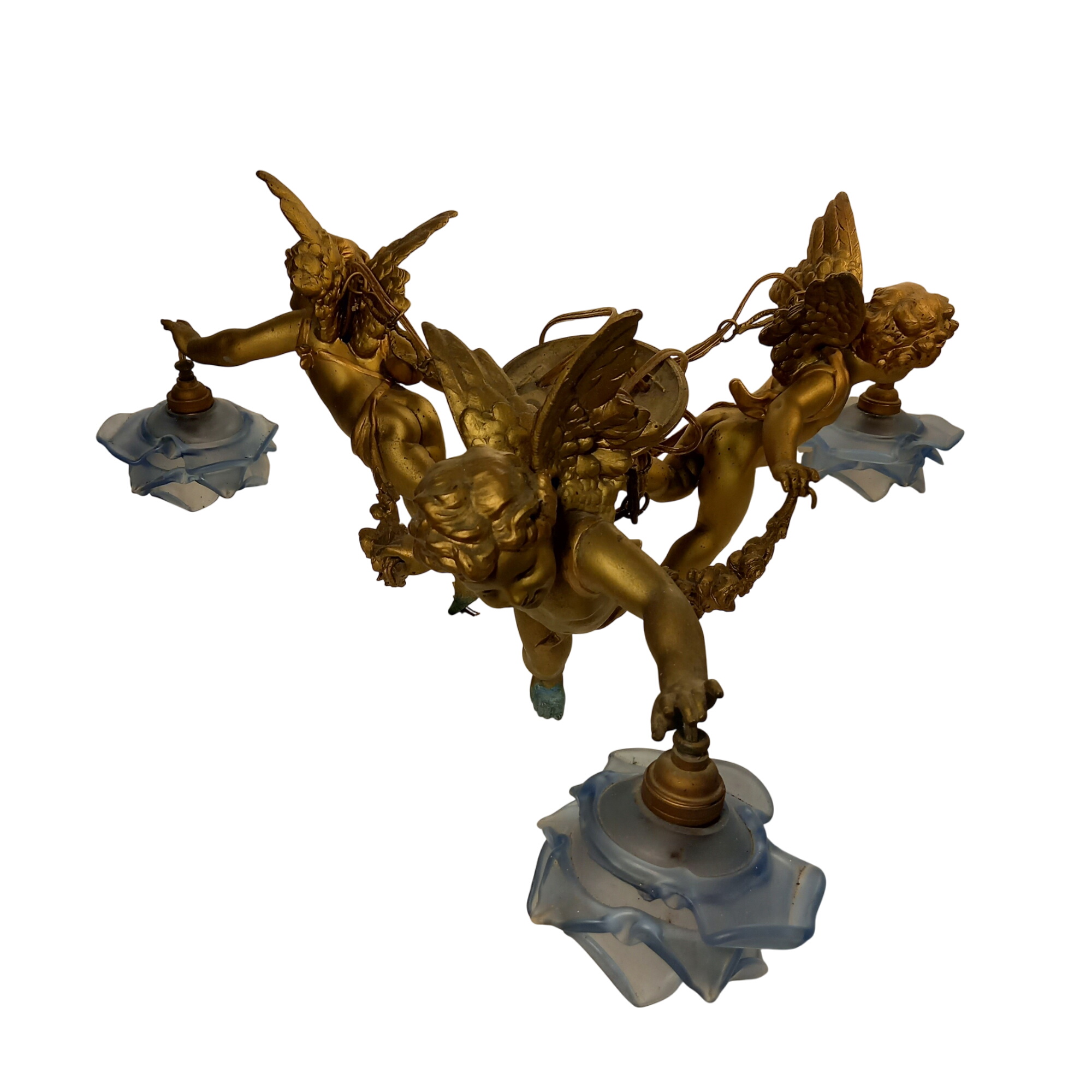 Lustre français avec trois chérubins tenant les Lights l Très bon état - 750,00 € Lustre français avec trois chérubins tenant les Lights l Très bon état reconditionné disponible sur Label Emmaüs