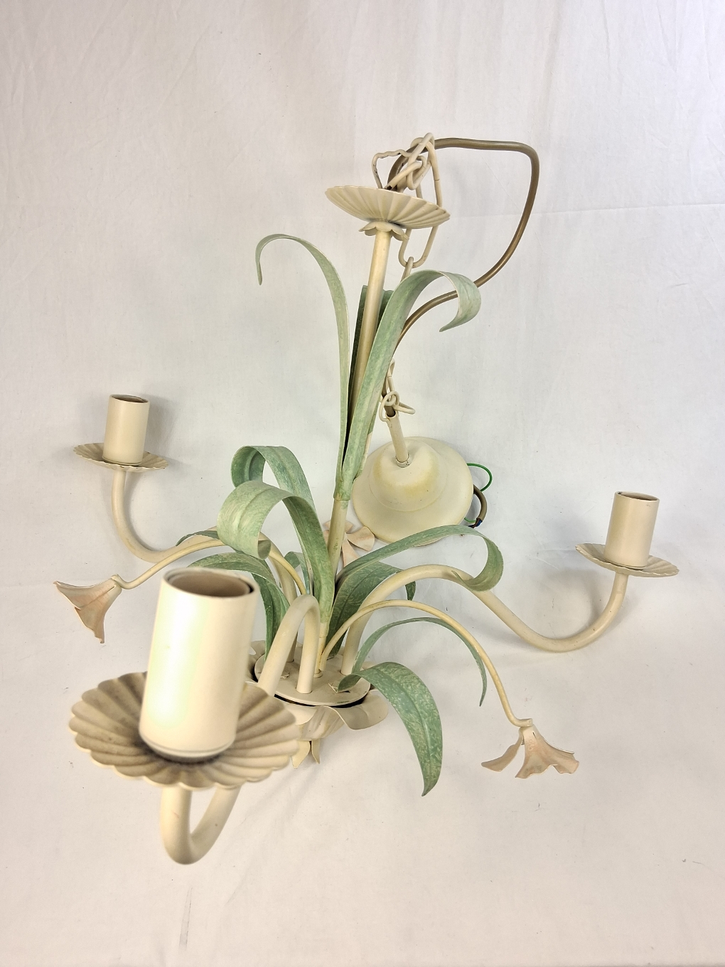 Voir photo 2 de Lustre italien à 3 éclairages métal écru, vert et rose forme feuilles et fleurs Lustre italien à 3 éclairages métal écru, vert et rose forme feuilles et fleurs Très bon état reconditionné photo 2