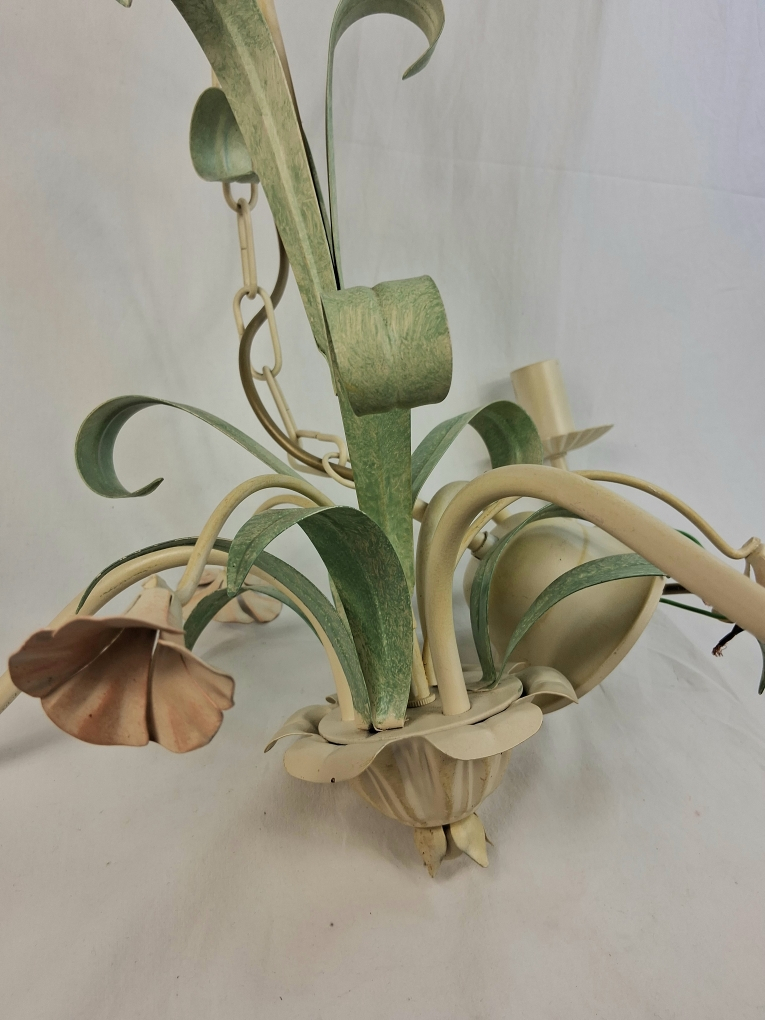Voir photo 3 de Lustre italien à 3 éclairages métal écru, vert et rose forme feuilles et fleurs Lustre italien à 3 éclairages métal écru, vert et rose forme feuilles et fleurs Très bon état reconditionné photo 3