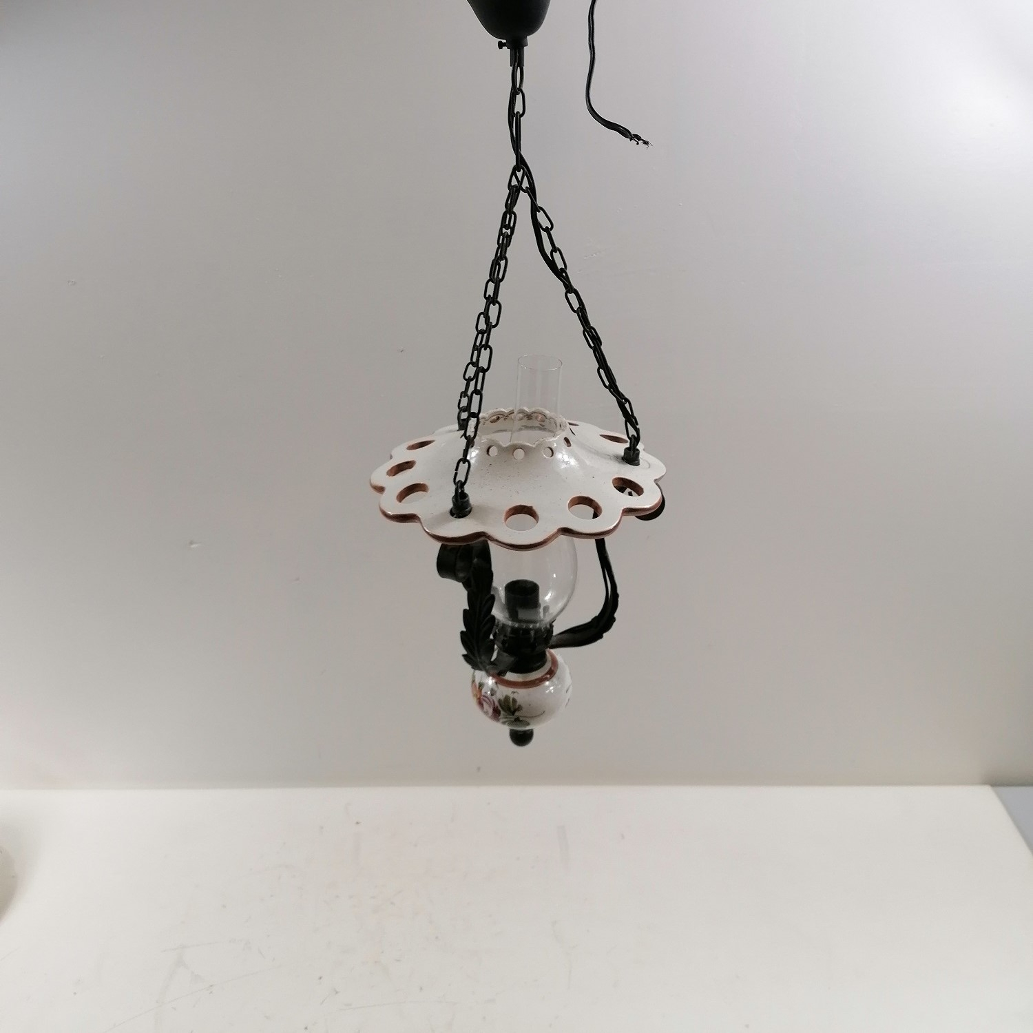 Lustre métal et céramique Bon état - 16,00 € Lustre métal et céramique Bon état reconditionné disponible sur Label Emmaüs