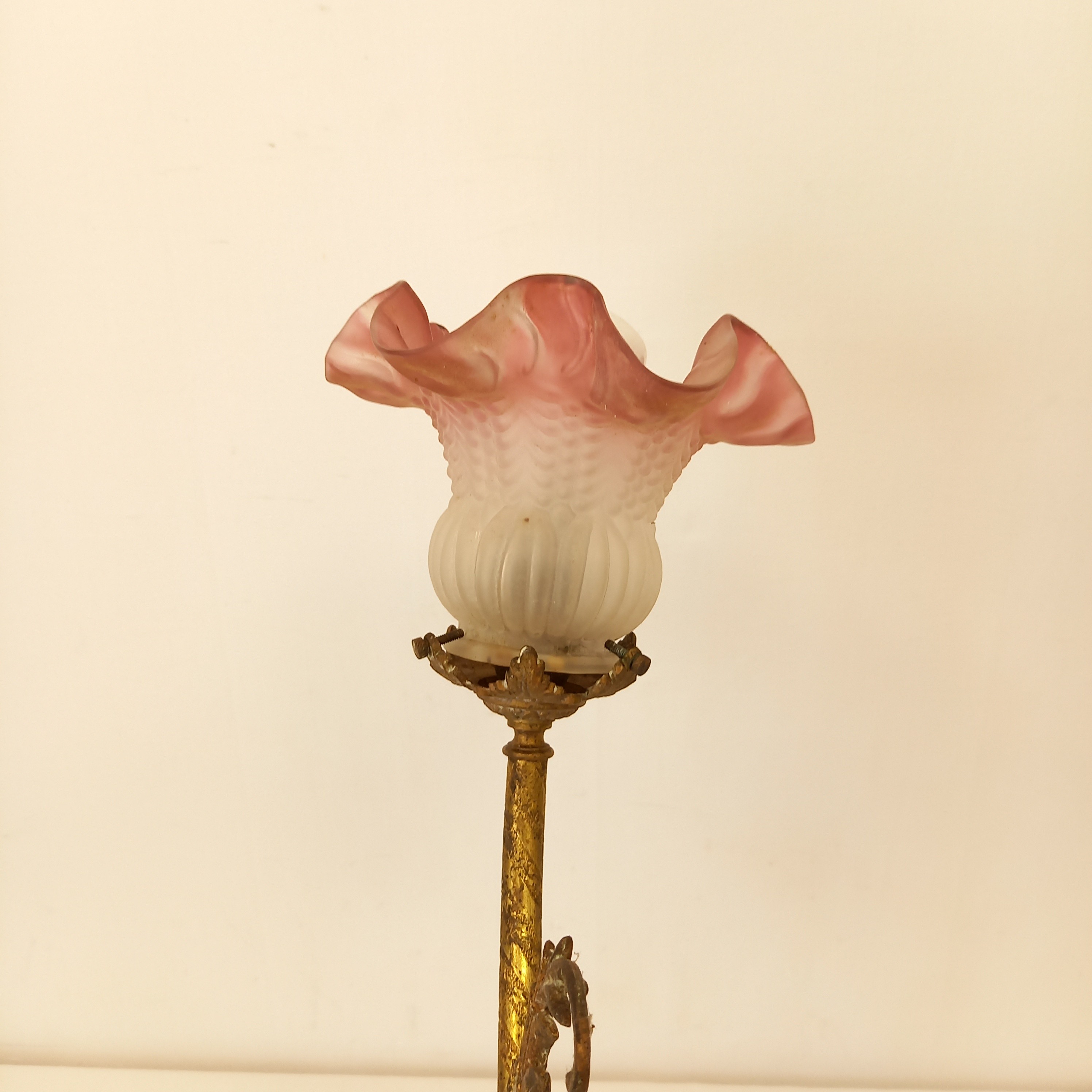 Voir photo 2 de Lustre tulipe verre dépoli Blanc et rose vintage 3 branches à retirer sur place dans le magazin Lustre tulipe verre dépoli Blanc et rose vintage 3 branches à retirer sur place dans le magazin Bon état reconditionné photo 2