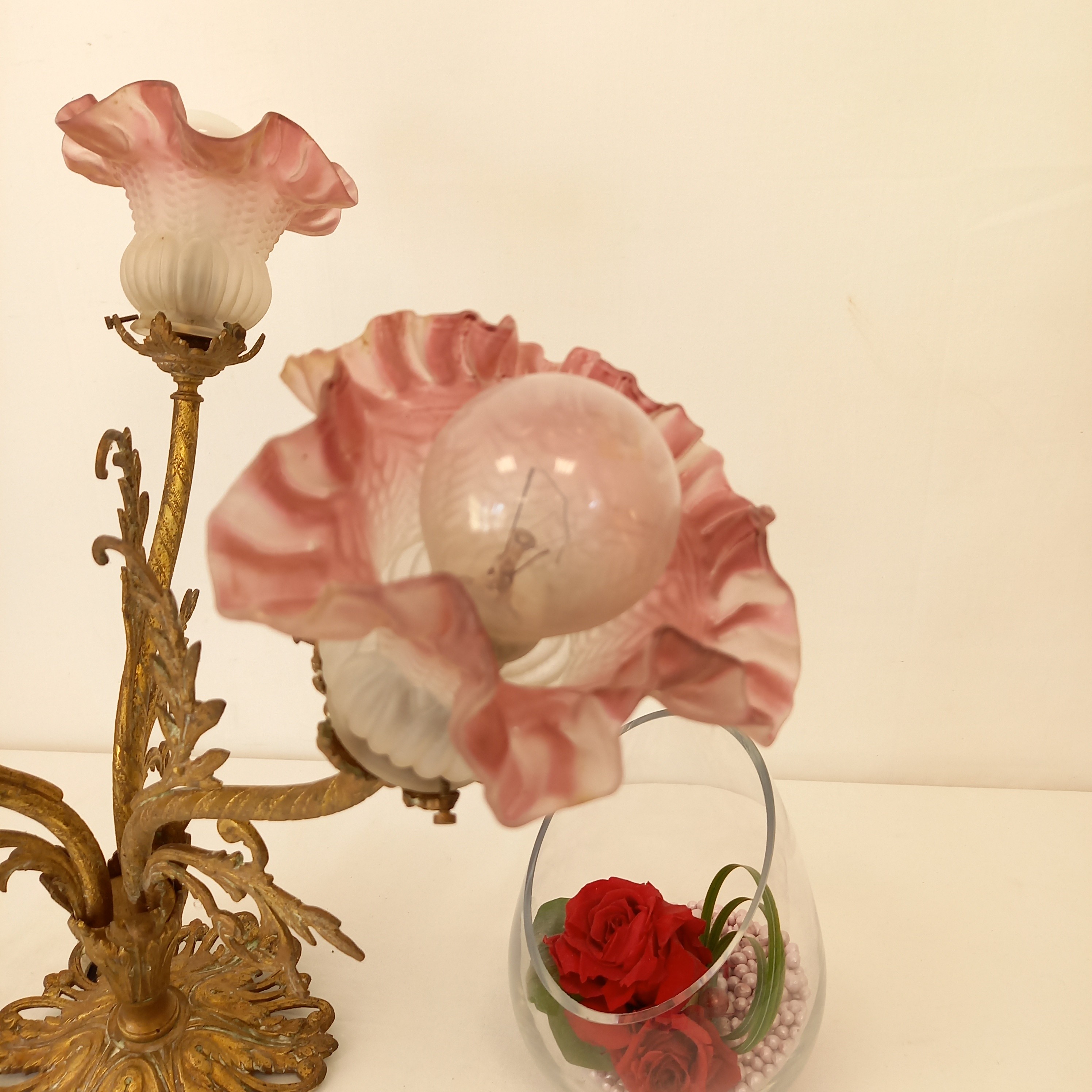 Voir photo 6 de Lustre tulipe verre dépoli Blanc et rose vintage 3 branches à retirer sur place dans le magazin Lustre tulipe verre dépoli Blanc et rose vintage 3 branches à retirer sur place dans le magazin Bon état reconditionné photo 6