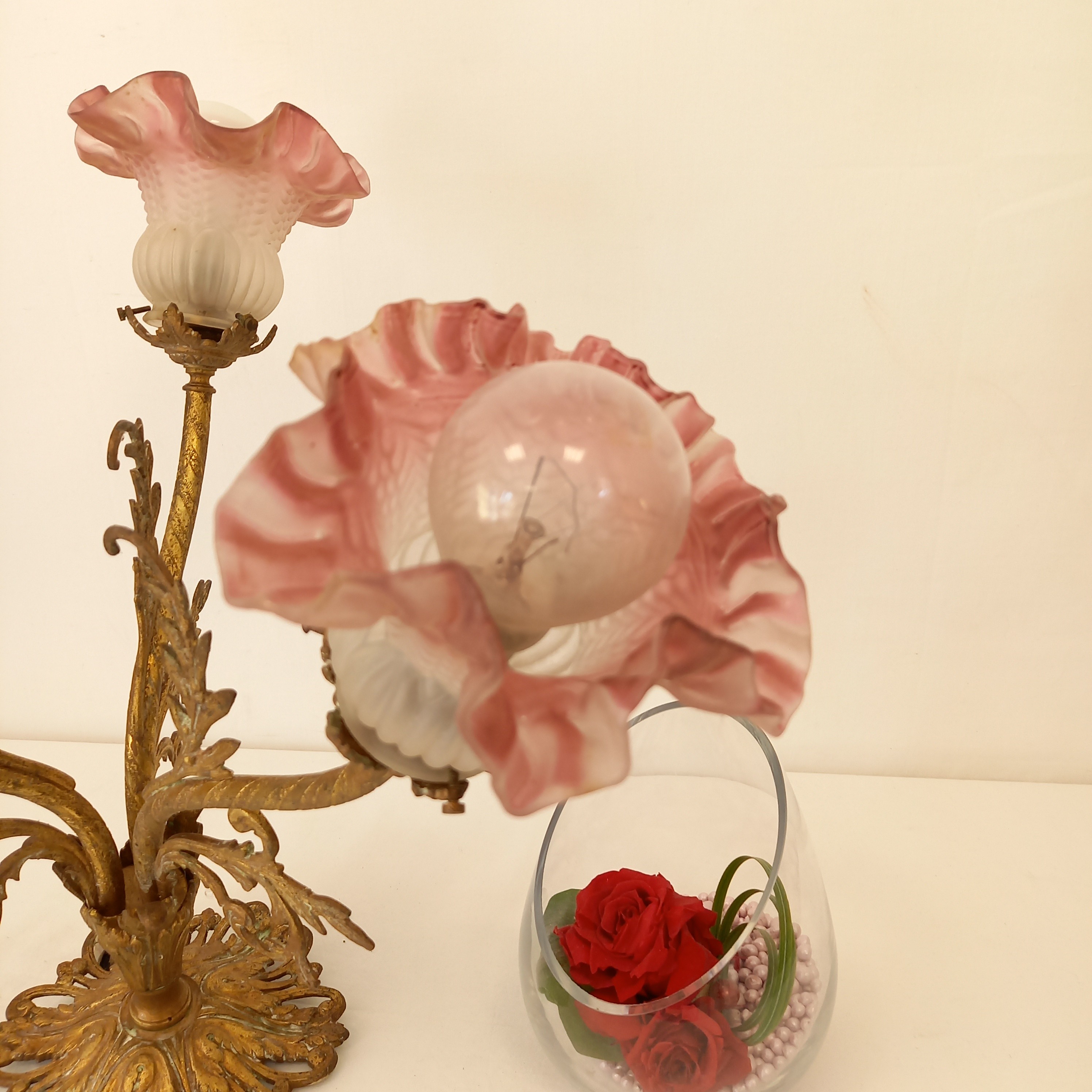 Voir photo 7 de Lustre tulipe verre dépoli Blanc et rose vintage 3 branches à retirer sur place dans le magazin Lustre tulipe verre dépoli Blanc et rose vintage 3 branches à retirer sur place dans le magazin Bon état reconditionné photo 7