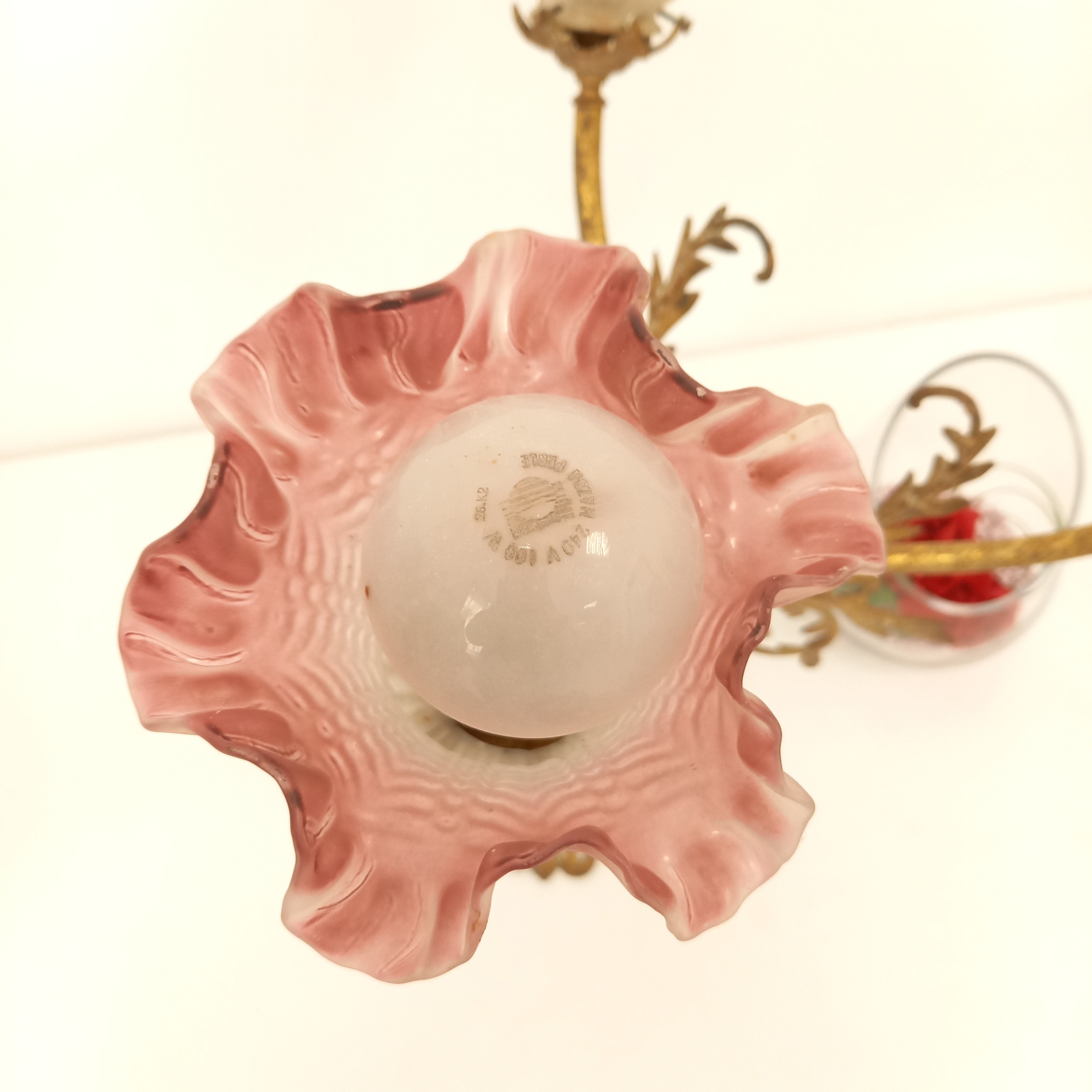Voir photo 8 de Lustre tulipe verre dépoli Blanc et rose vintage 3 branches à retirer sur place dans le magazin Lustre tulipe verre dépoli Blanc et rose vintage 3 branches à retirer sur place dans le magazin Bon état reconditionné photo 8