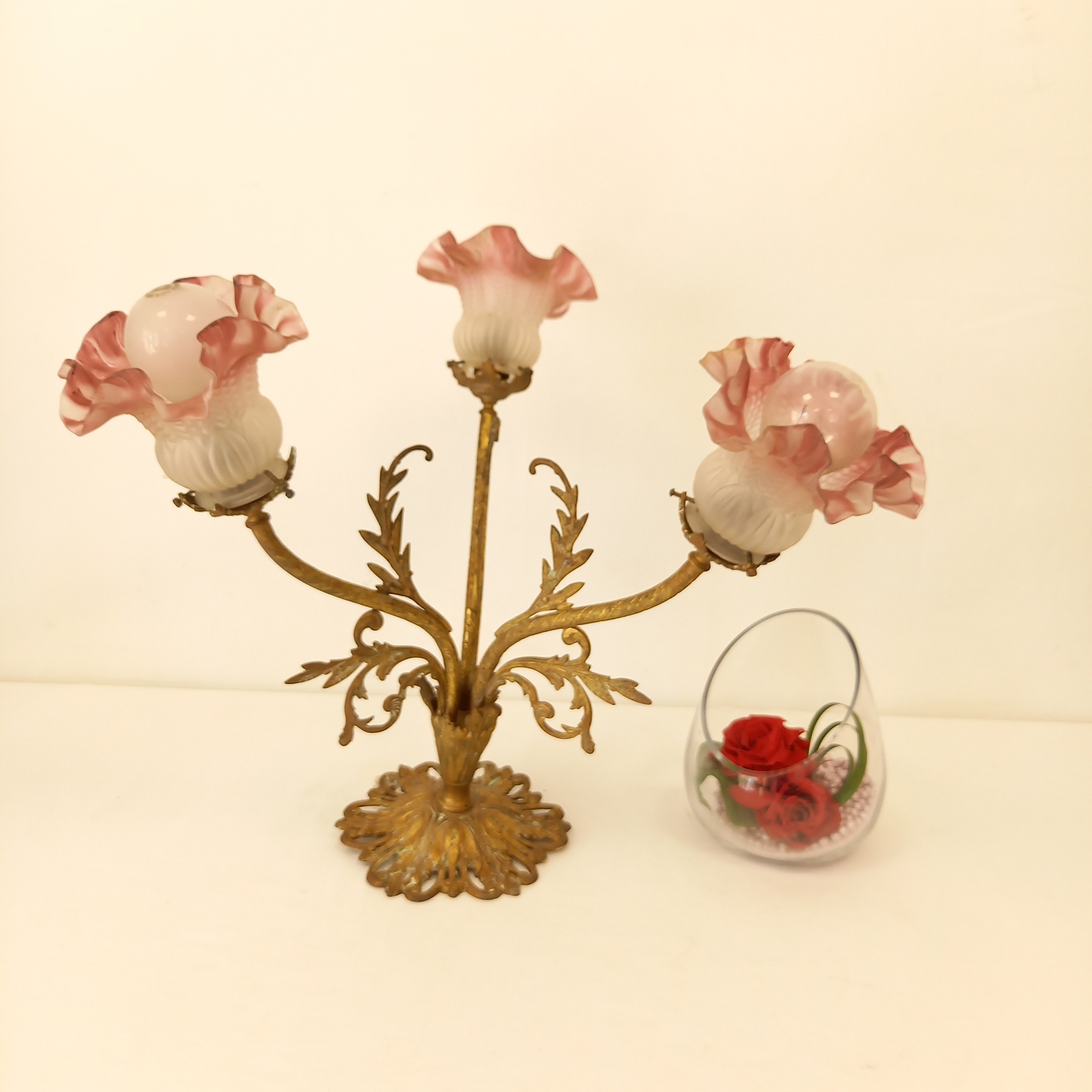 Acheter Lustre tulipe verre dépoli Blanc et rose vintage 3 branches à retirer sur place dans le magazin Bon état - 150,00 € Lustre tulipe verre dépoli Blanc et rose vintage 3 branches à retirer sur place dans le magazin Bon état reconditionné disponible sur Label Emmaüs