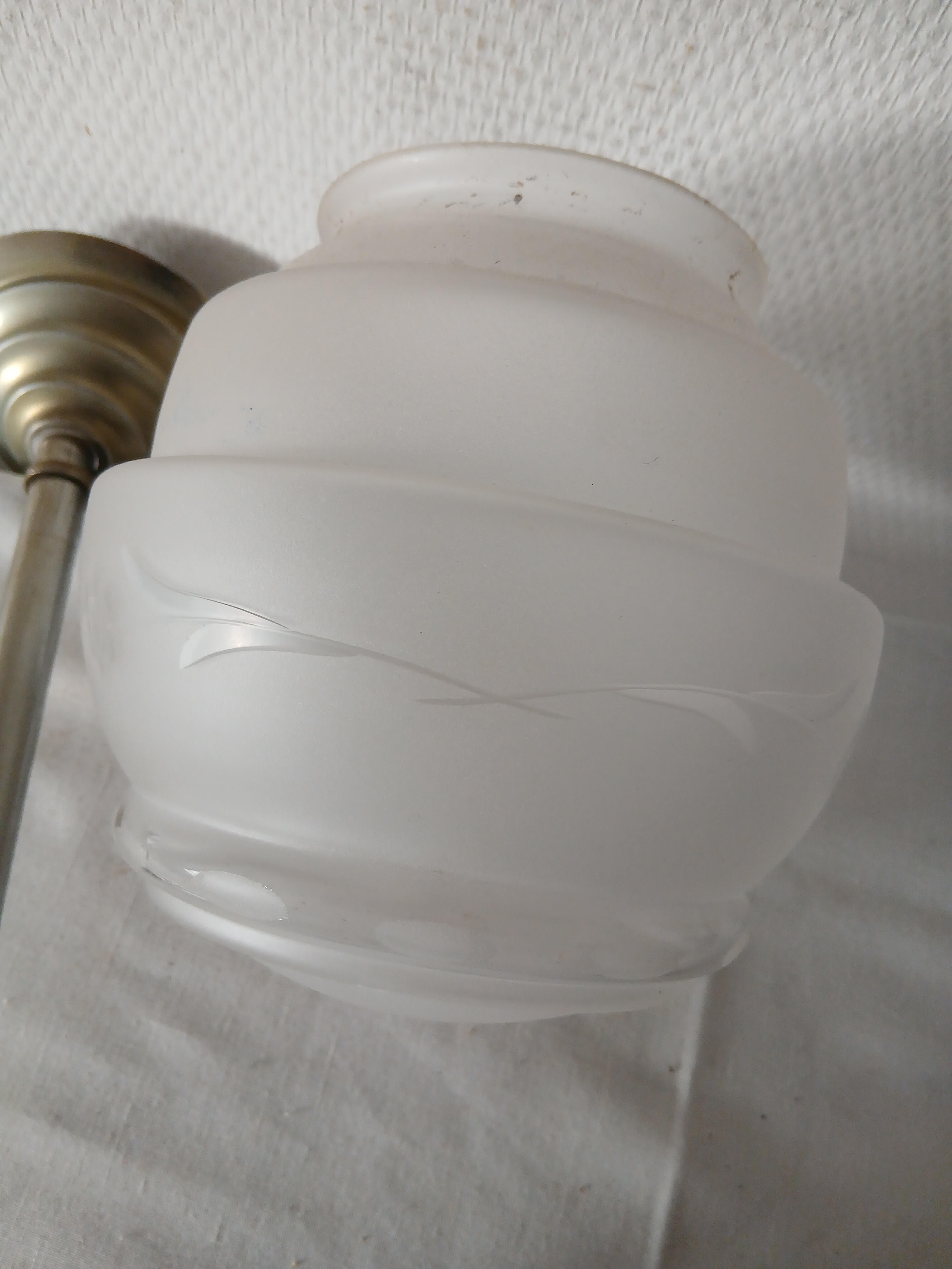 Voir photo 3 de Lustre vintage en verre opalescent. ( hauteur totale 50cm) Lustre vintage en verre opalescent. ( hauteur totale 50cm) Bon état reconditionné photo 3